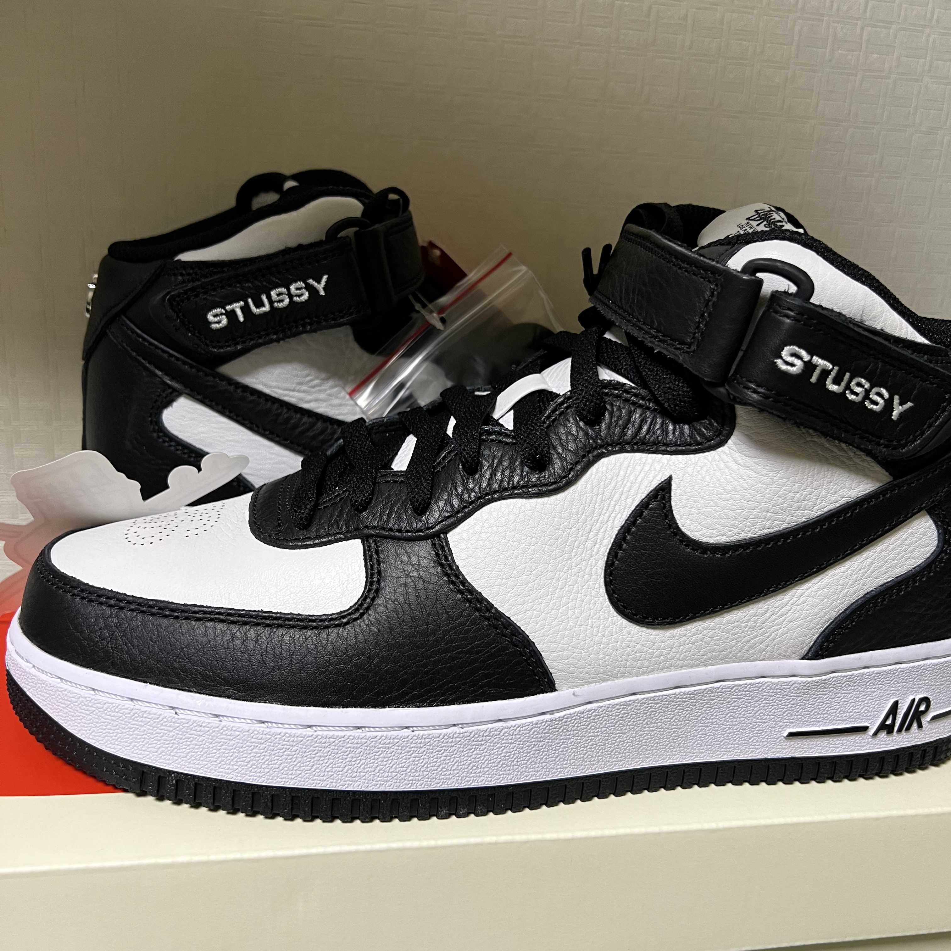 Nike x Stussy Air Force 1 '07 Mid SP Black and Light Bone 착용 스타일 - 1