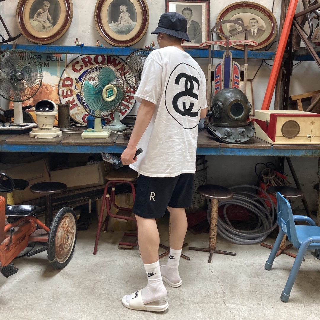 Nike x Stussy Benassi Slide Sail, Stussy Big Link T-Shirt White 착용 스타일