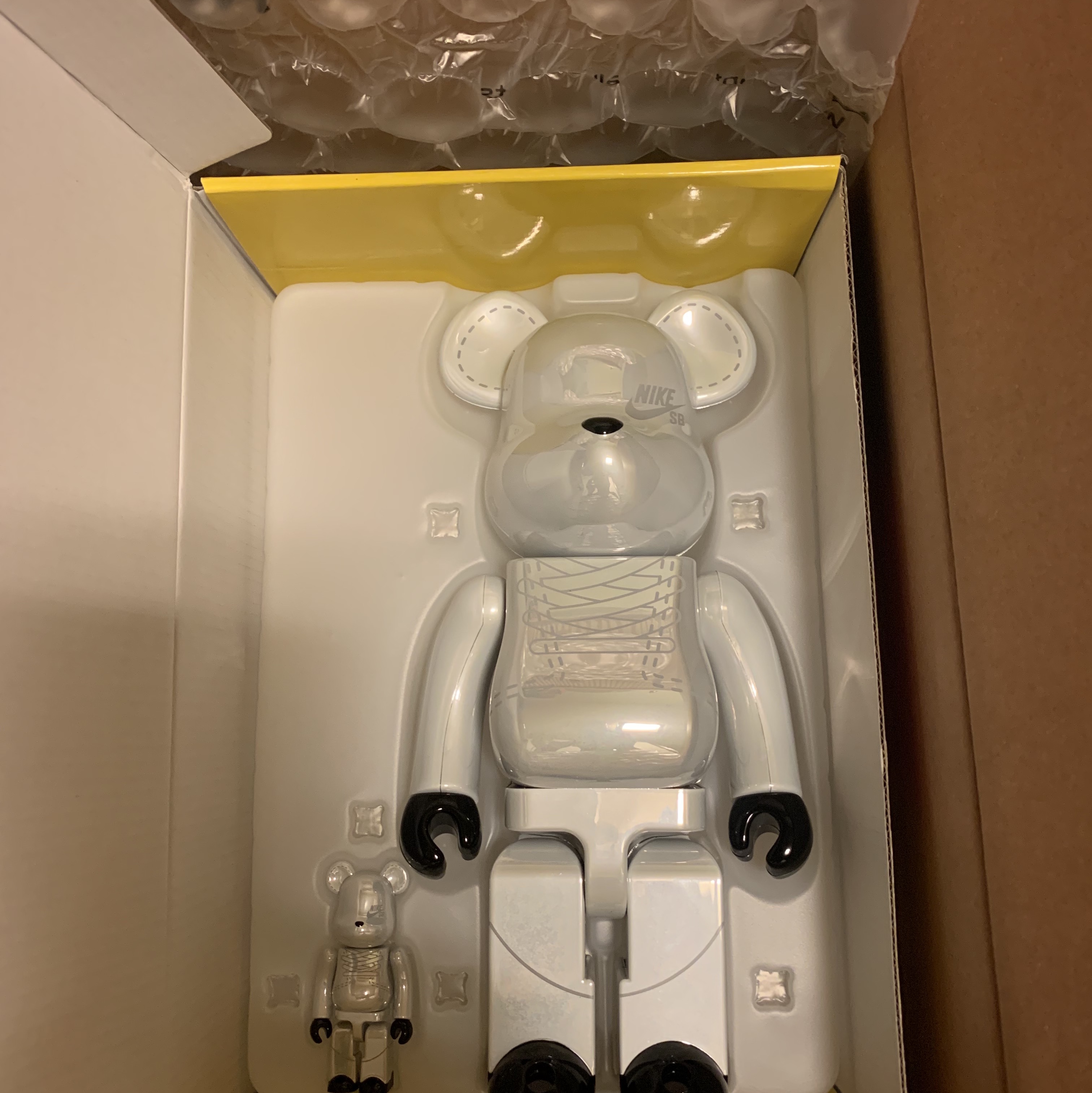 Bearbrick x Nike SB 2020 100% & 400% Set White 착용 스타일 - 1