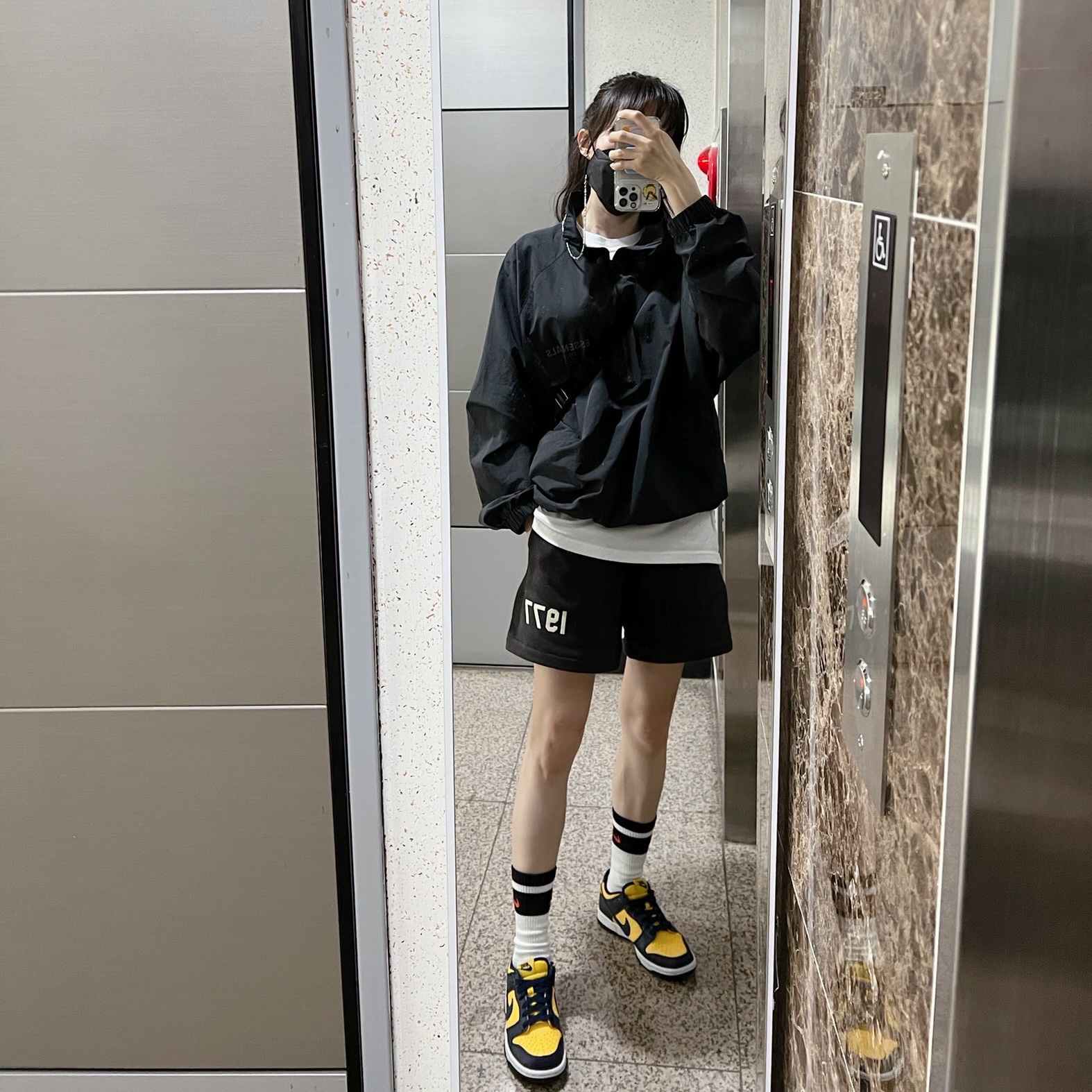 Essentials Half-Zip Track Jacket Black - 21SS, (Kids) Essentials 1977 Shorts Iron - 22SS 착용 스타일 - 1