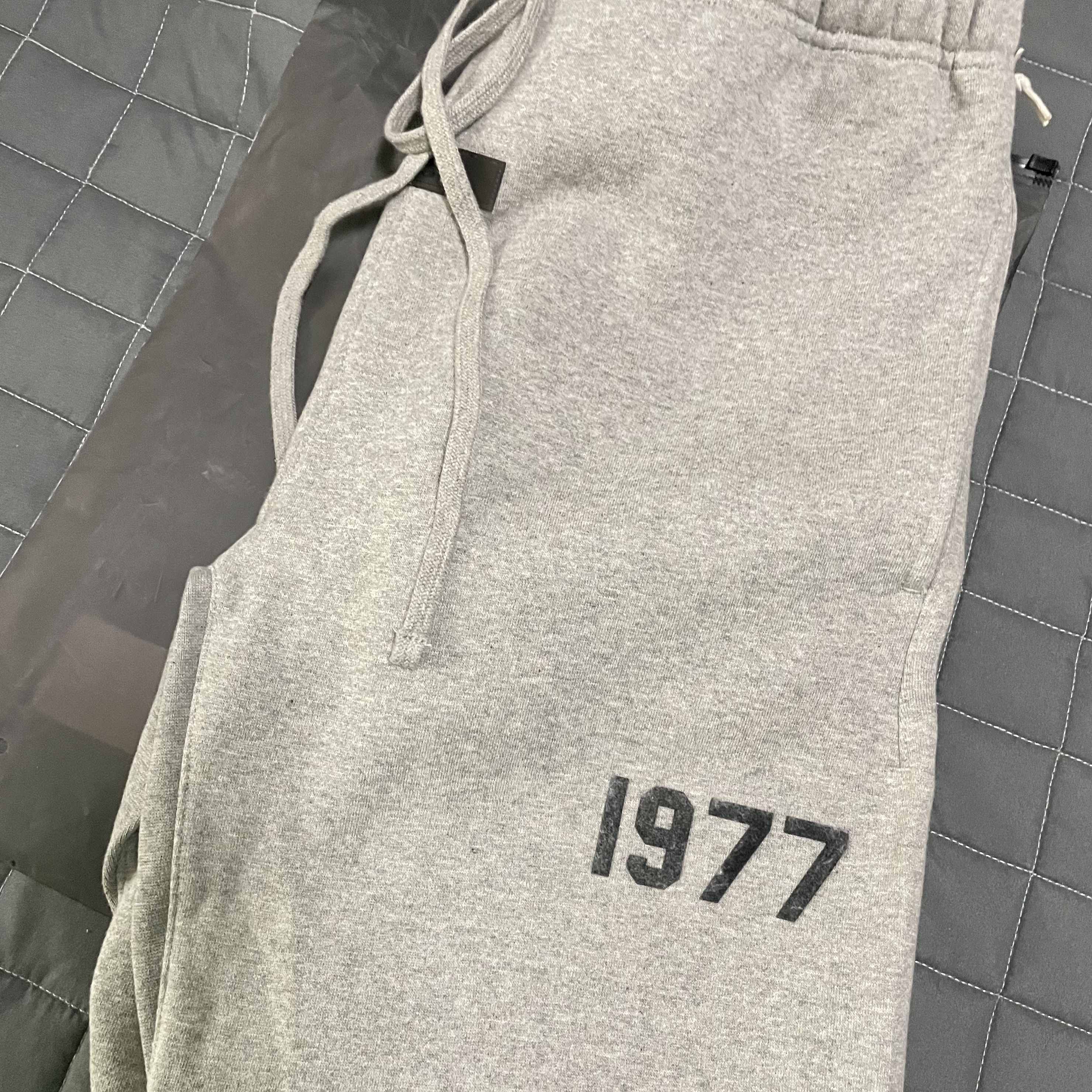 Essentials 1977 Sweatpants Dark Oatmeal - 22SS 착용 스타일