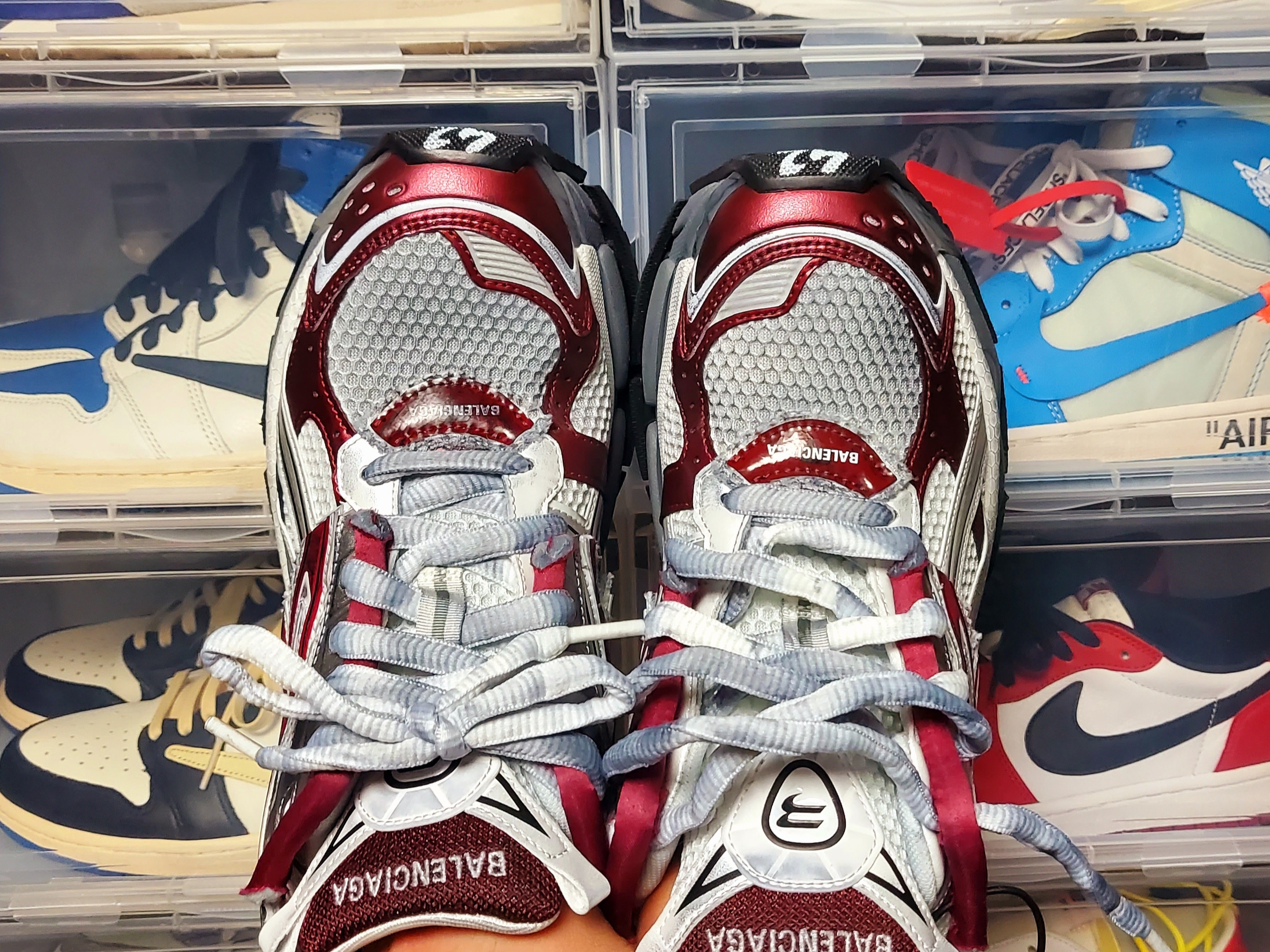 Balenciaga Runner Sneakers Grey Burgundy 착용 스타일 - 5