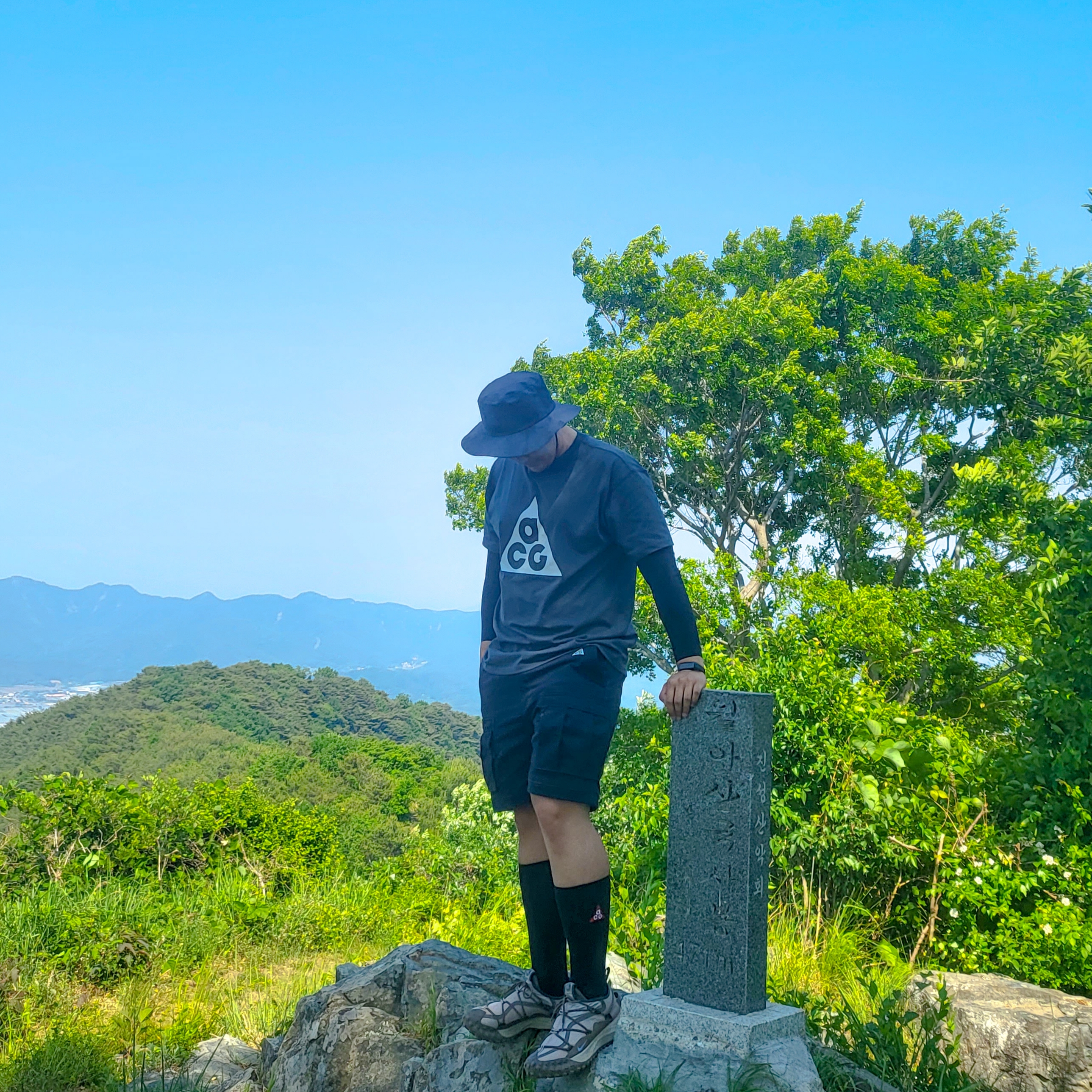 Nike ACG Mountain Fly Low Ironstone, Nike ACG Smith Summit Cargo Pants Black Summit White - Asia 착용 스타일
