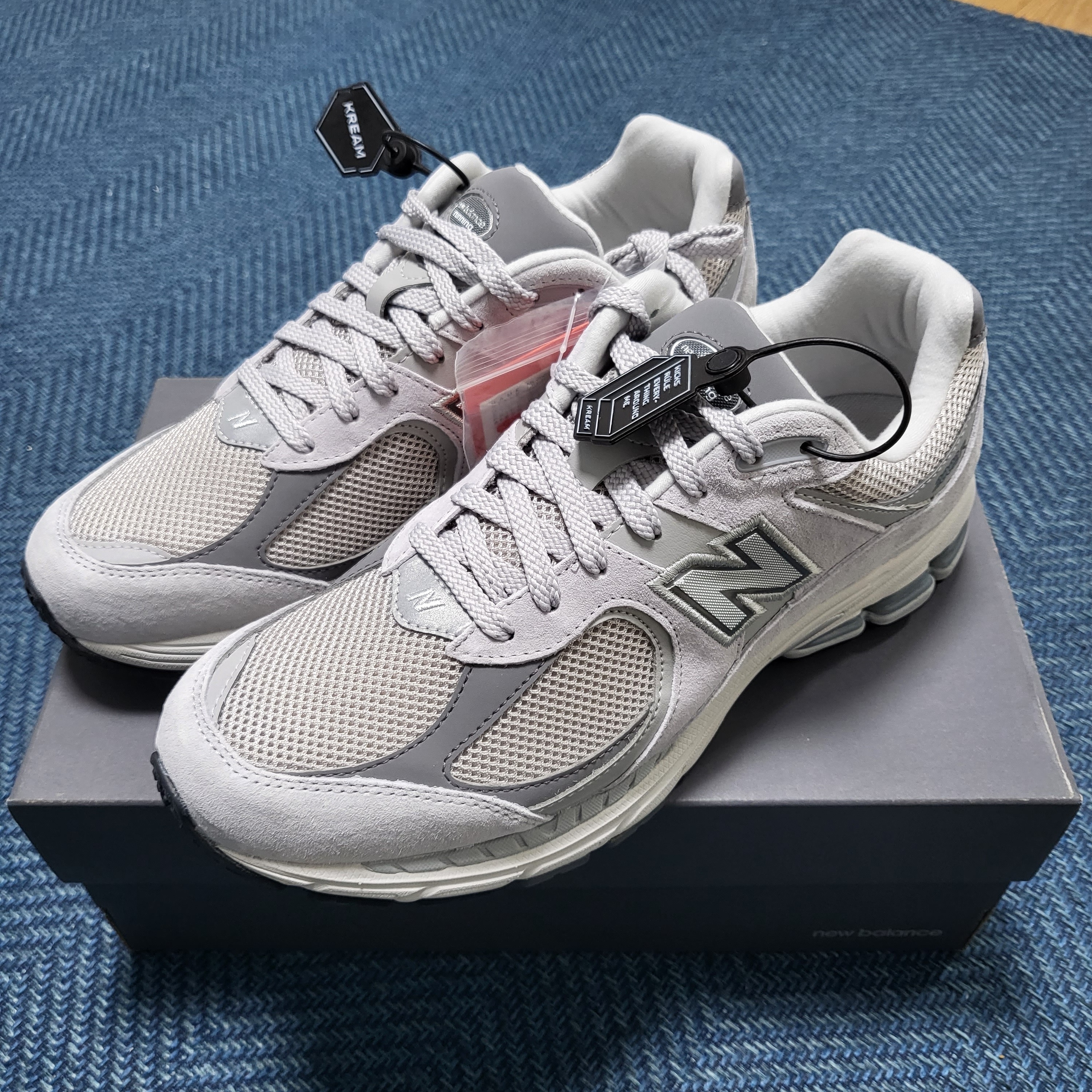 New Balance 2002R T2 Gray 착용 스타일