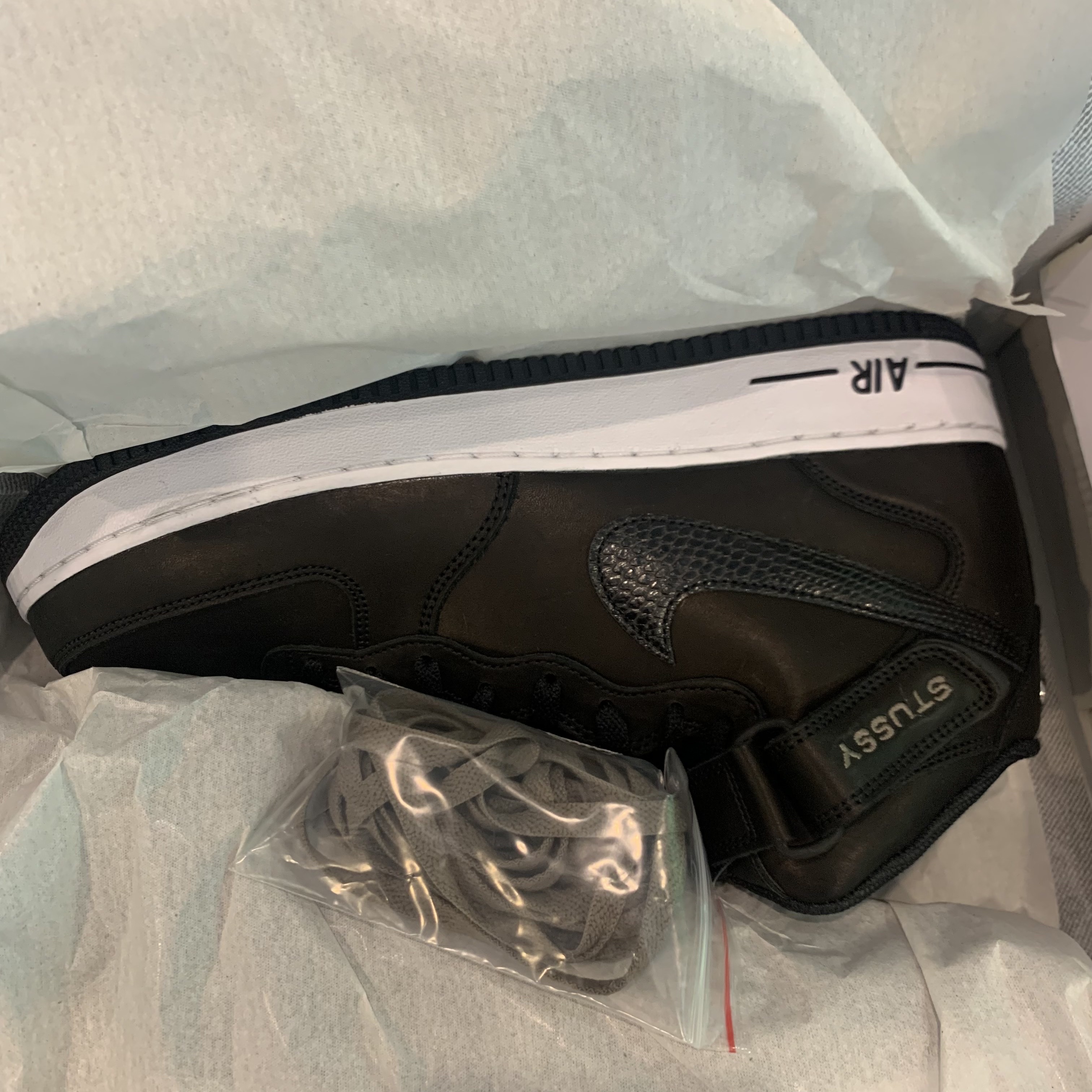 Nike x Stussy Air Force 1 '07 Mid SP Black 착용 스타일 - 2
