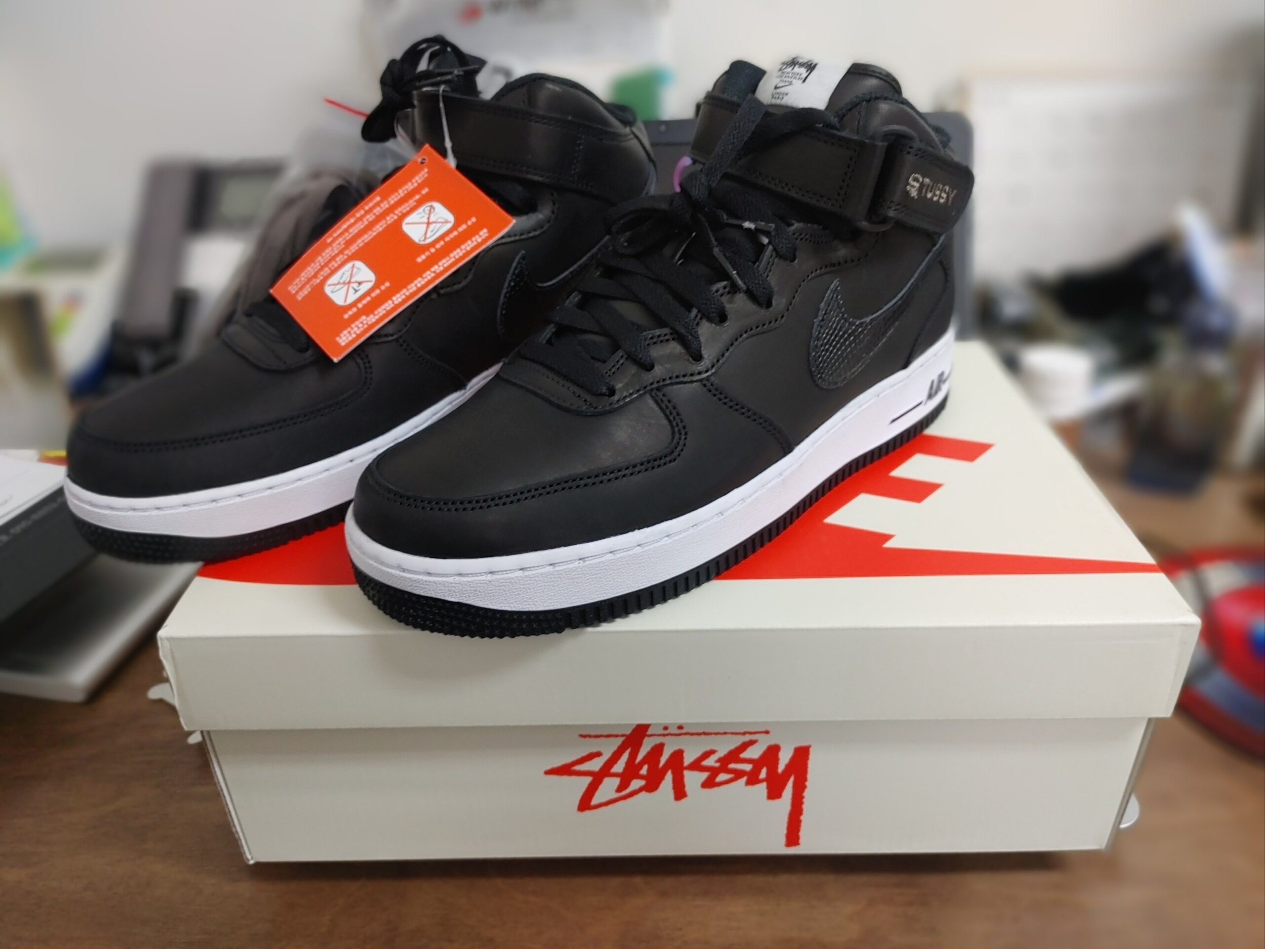 Nike x Stussy Air Force 1 '07 Mid SP Black 착용 스타일 - 2