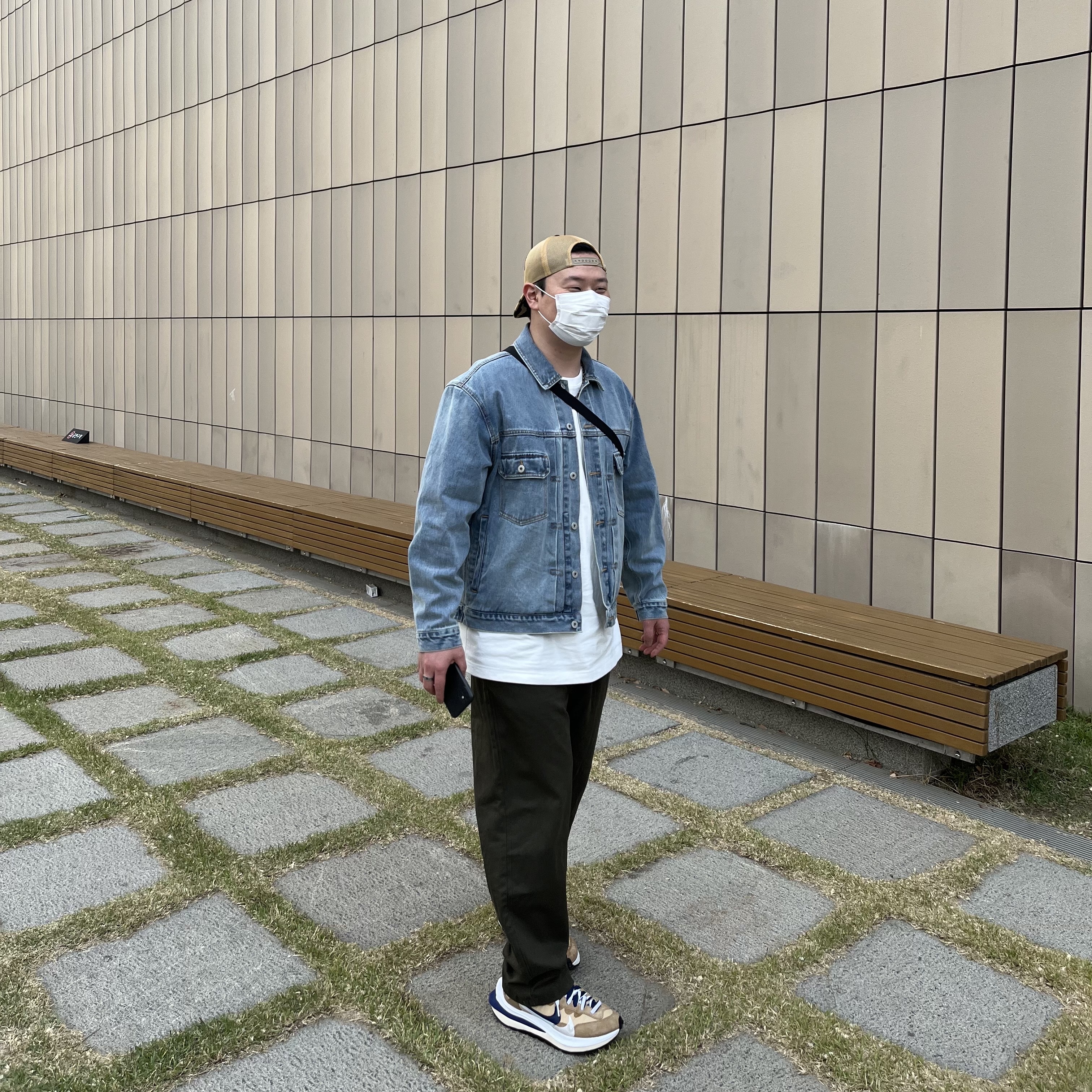 Stussy x BAPE Trucker Cap Yellow, Nike x Sacai VaporWaffle Sesame and Blue Void 착용 스타일