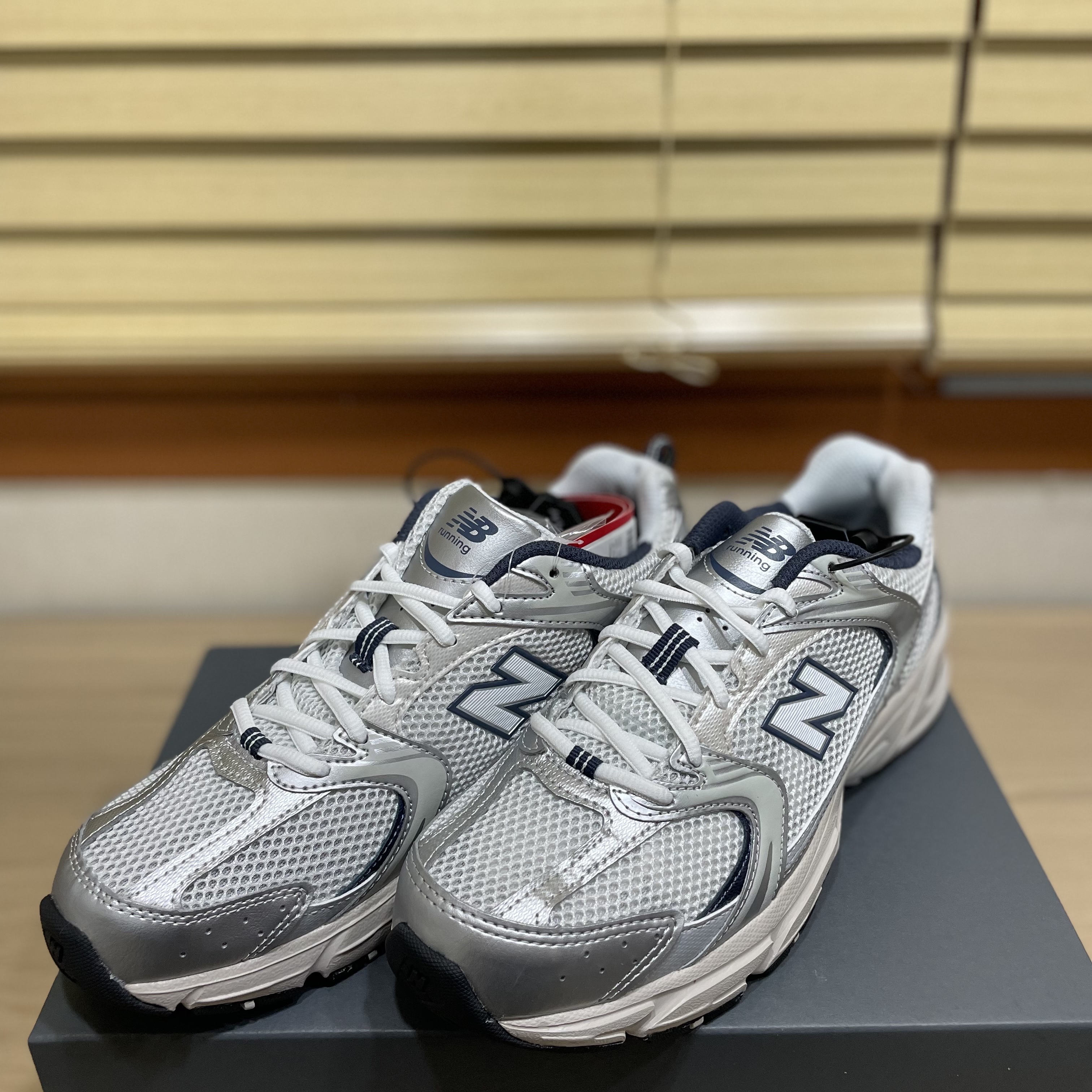 New Balance 530 Steel Grey 착용 스타일