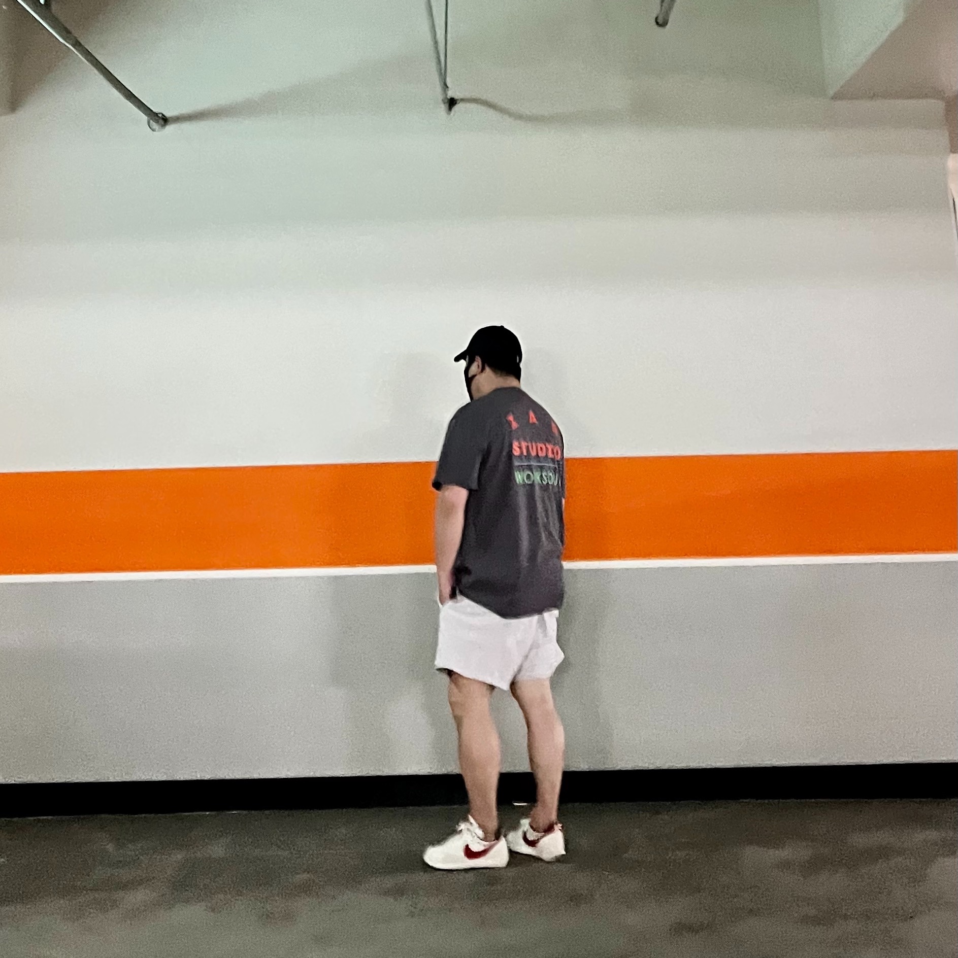 Nike x Stranger Things Tailwind 79 Independence Day Pack, IAB Studio T-Shirt Charcoal for Worksout 착용 스타일
