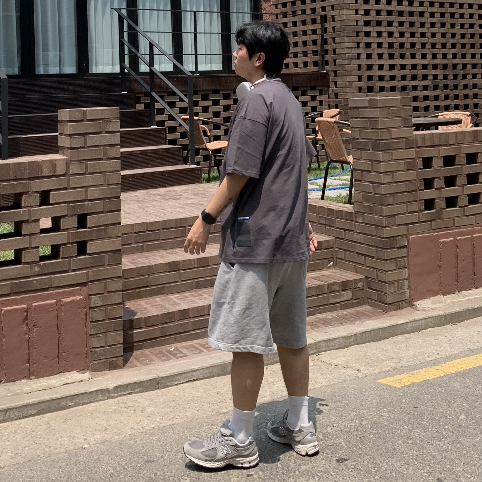 Apple AirPods Max Lightning Silver (Korean Ver.), New Balance 2002R Grey 착용 스타일 - 2