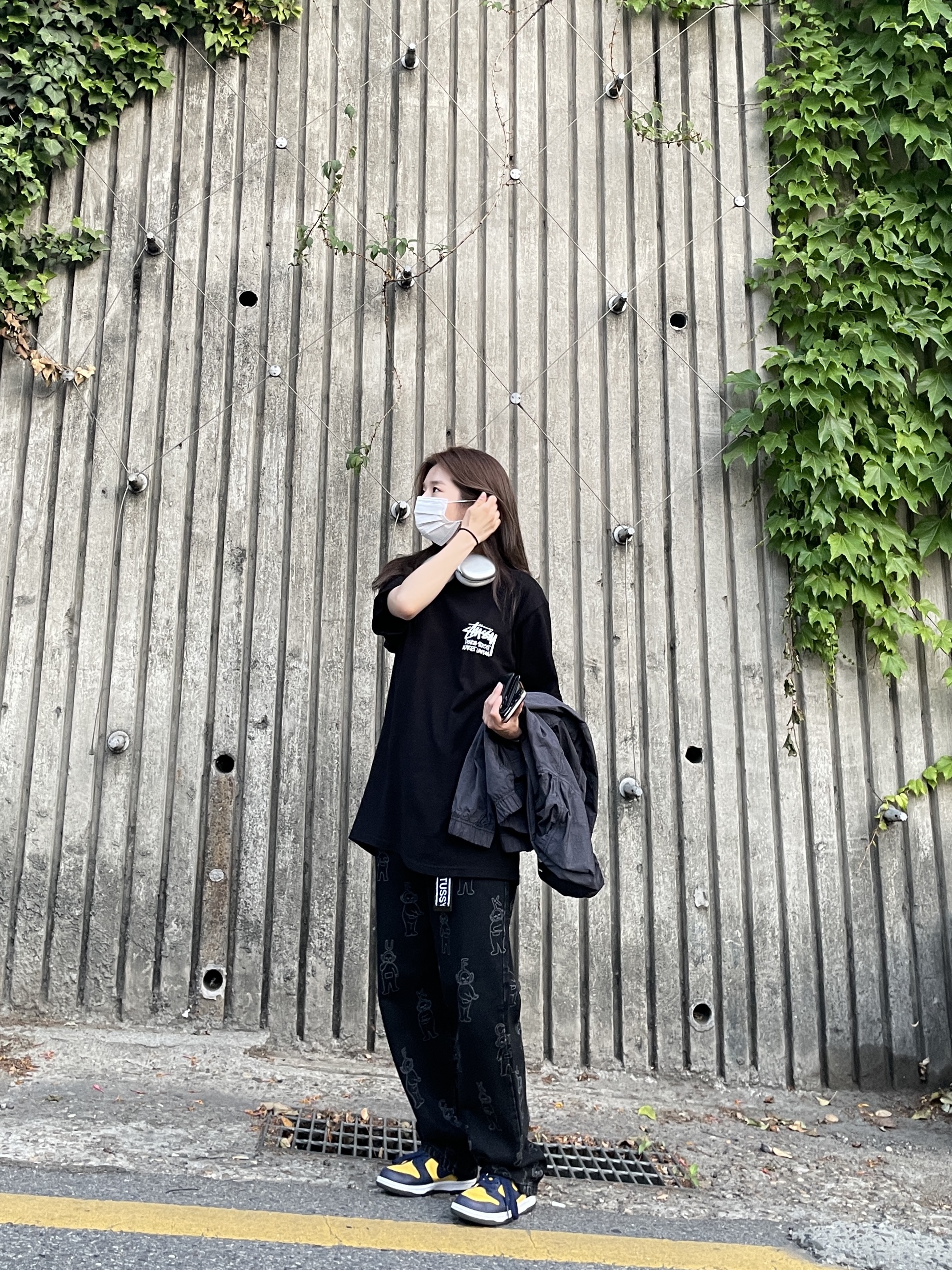 Apple AirPods Max Lightning Silver (Korean Ver.), Stussy Stock DSM London T-Shirt Black 착용 스타일 - 2