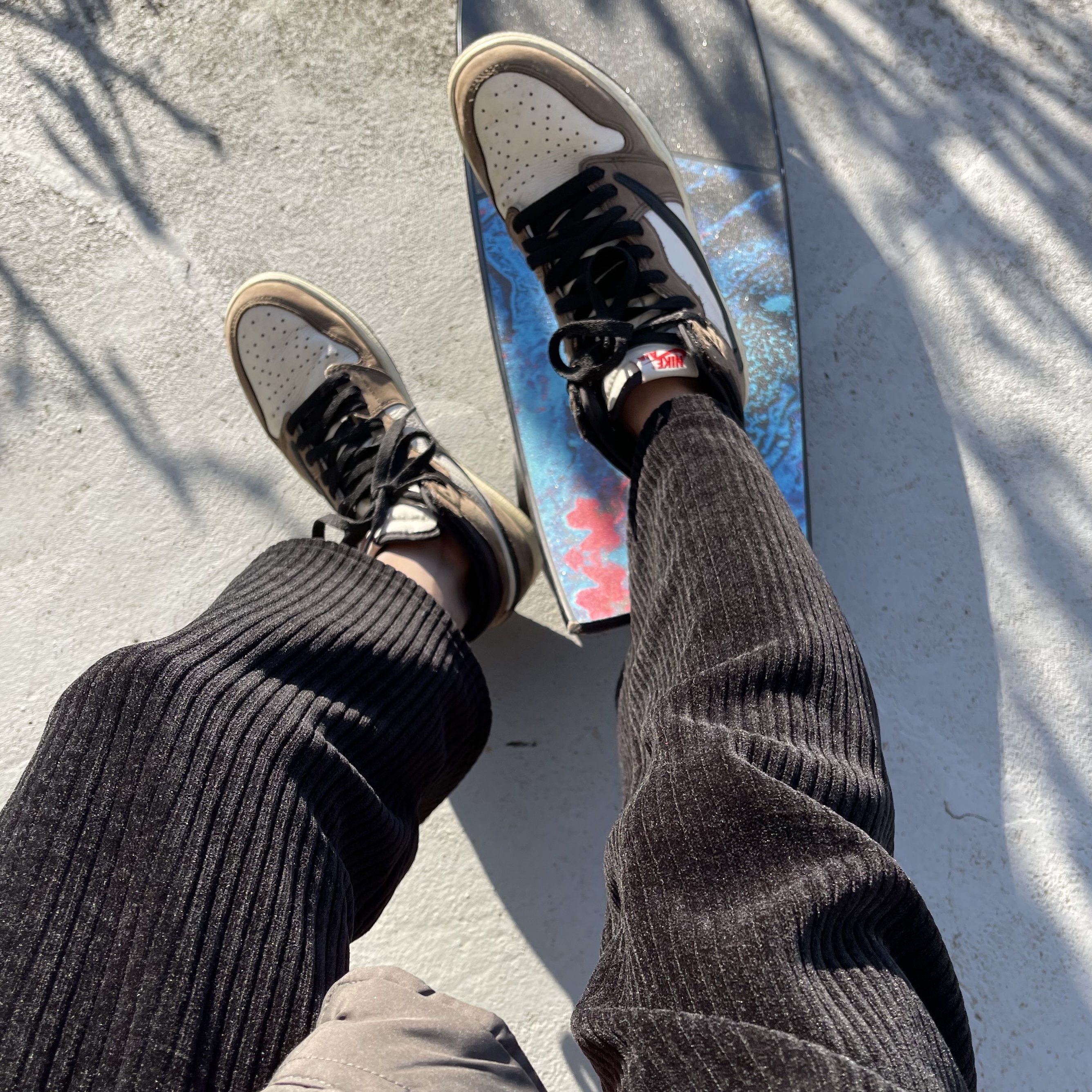 Jordan 1 x Travis Scott Retro High OG SP Mocha 착용 스타일 - 2