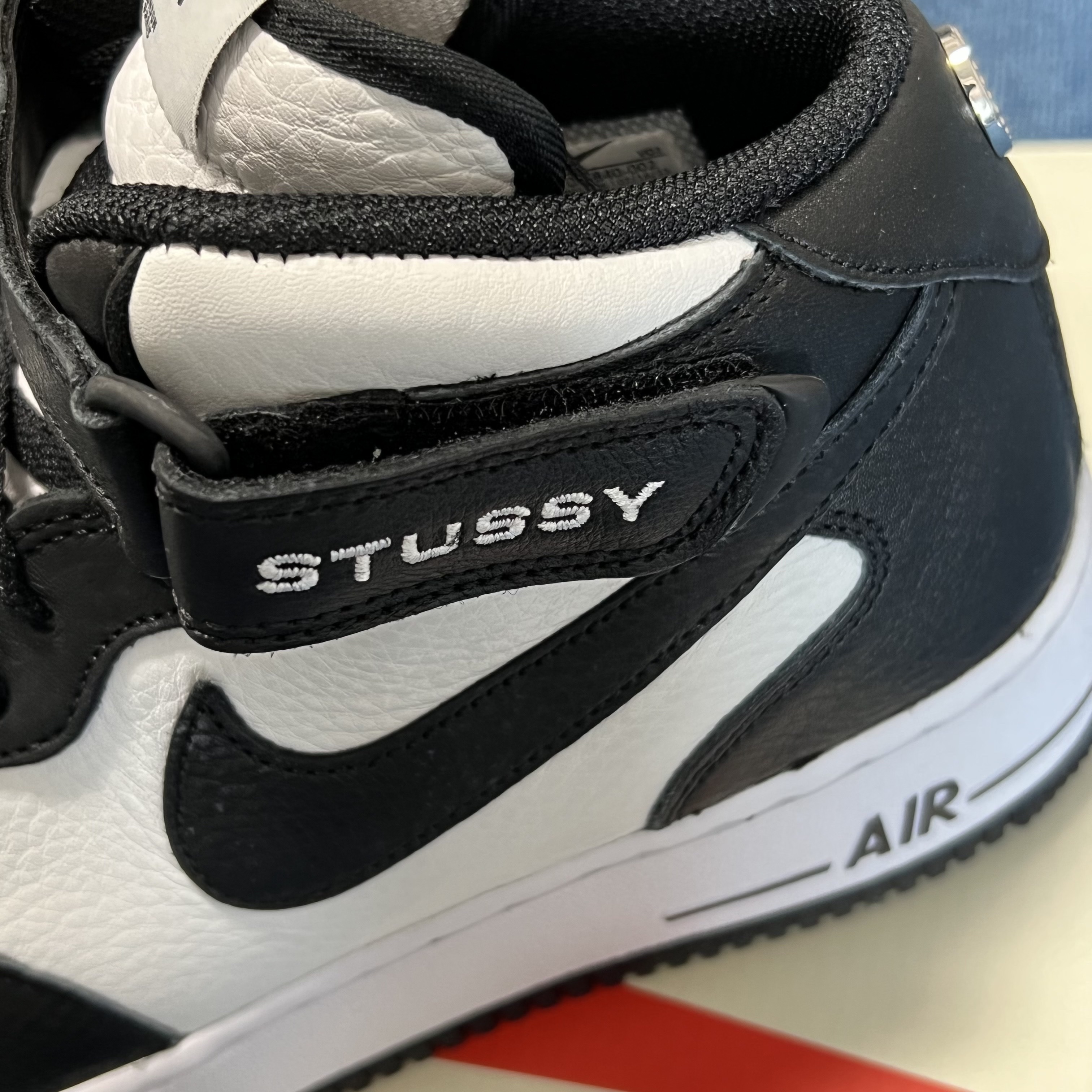 Nike x Stussy Air Force 1 '07 Mid SP Black and Light Bone 착용 스타일 - 4
