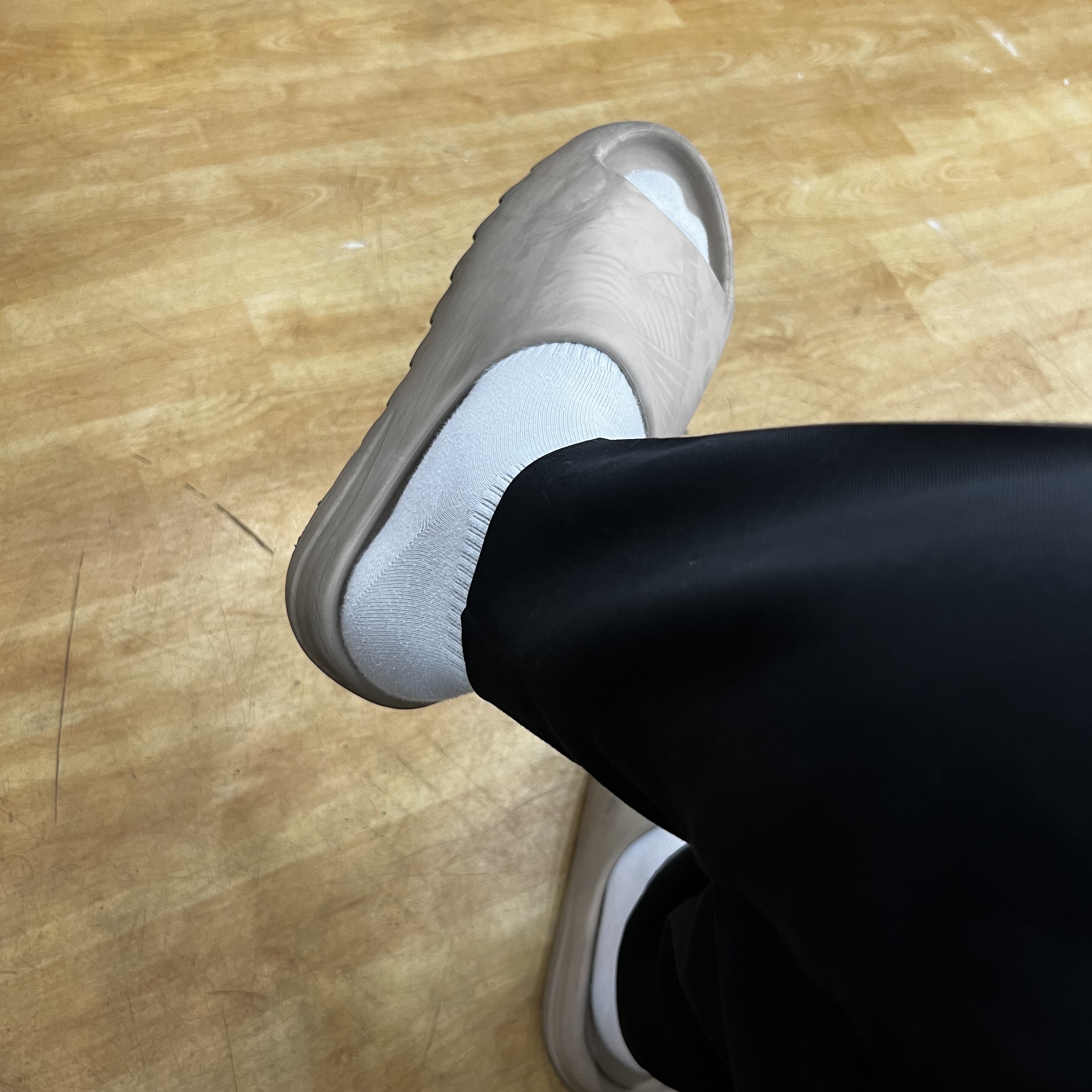 Adidas Yeezy Slide Pure 착용 스타일