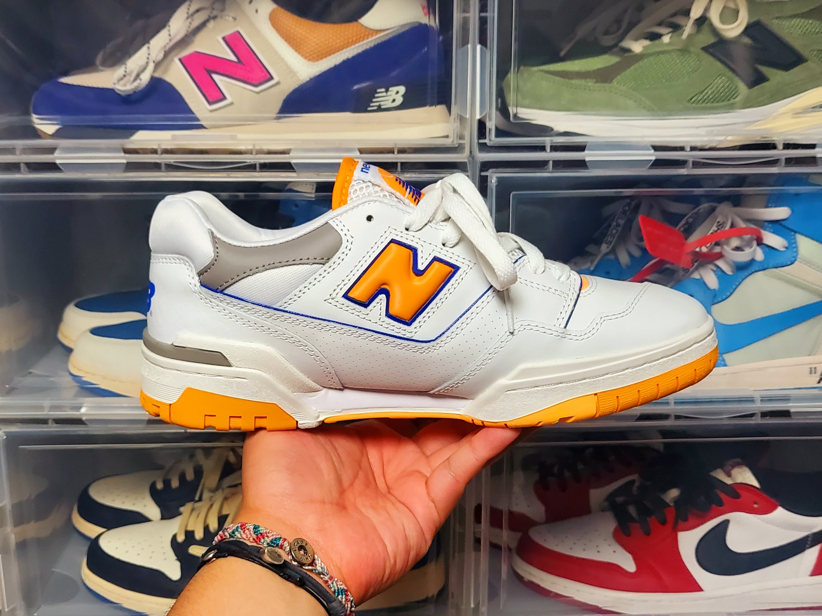 New Balance 550 White Vibrant Orange - 2E Wide 착용 스타일 - 4