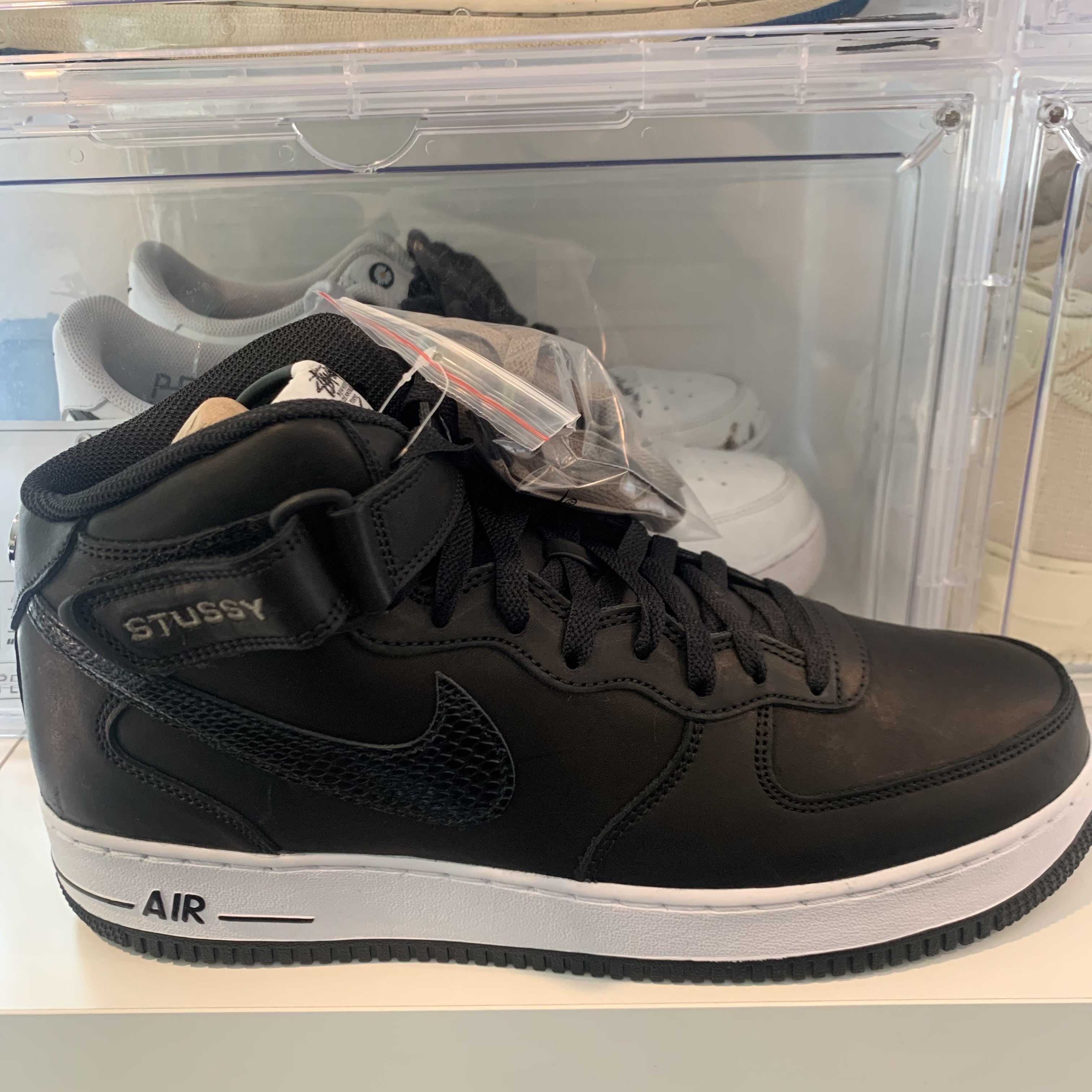 Nike x Stussy Air Force 1 '07 Mid SP Black 착용 스타일 - 1
