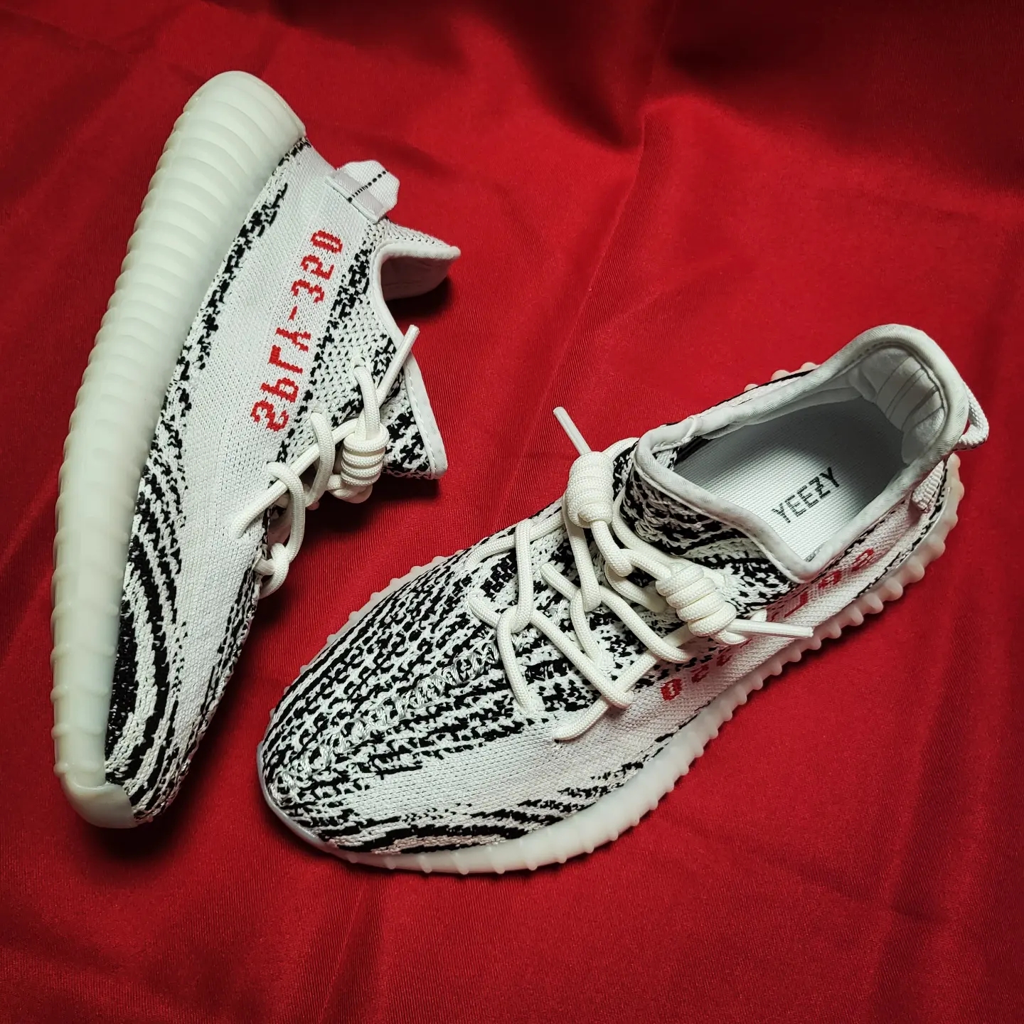 Adidas Yeezy Boost 350 V2 Zebra 2022/2023 착용 스타일 - 3