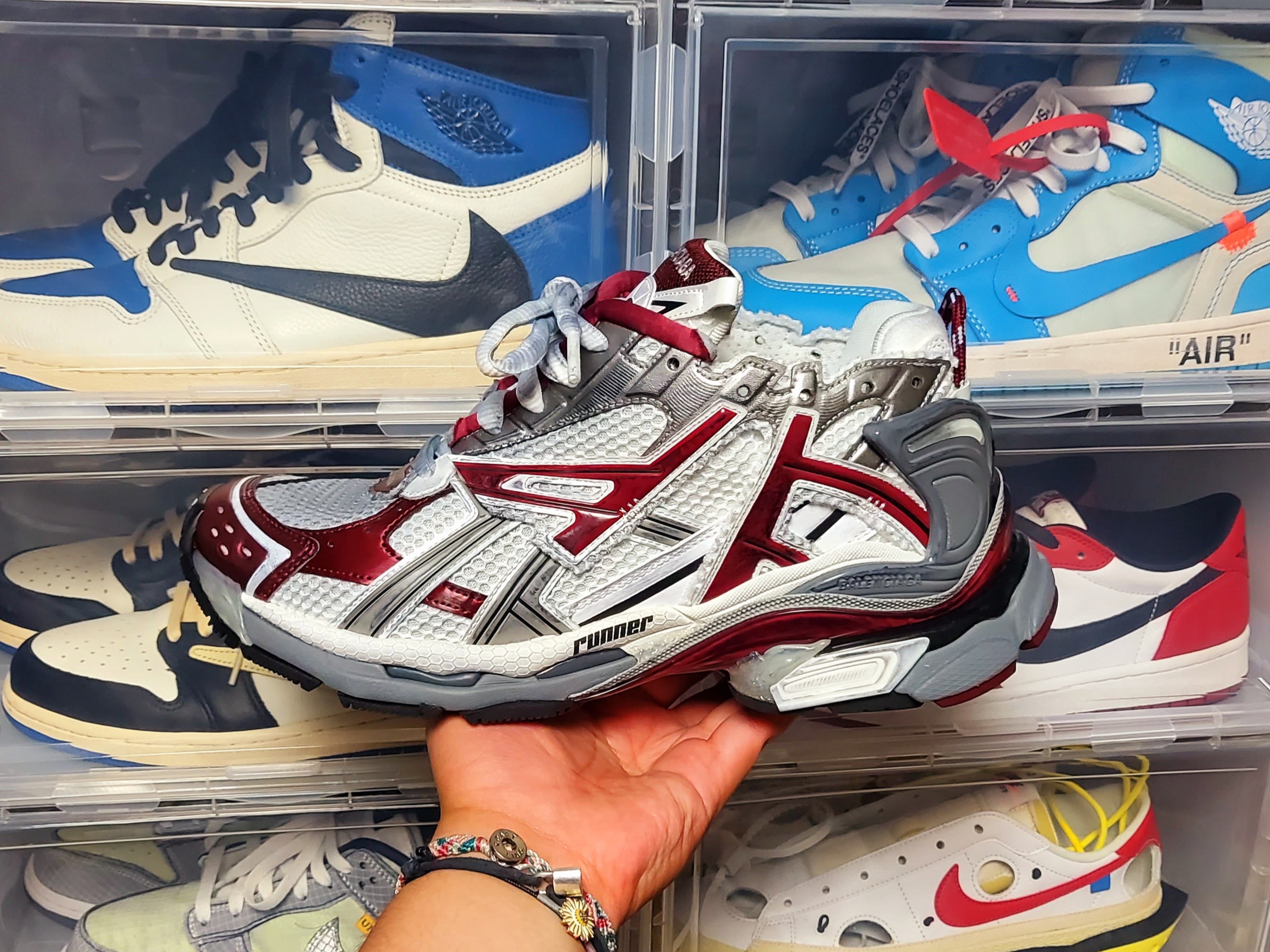 Balenciaga Runner Sneakers Grey Burgundy 착용 스타일 - 2