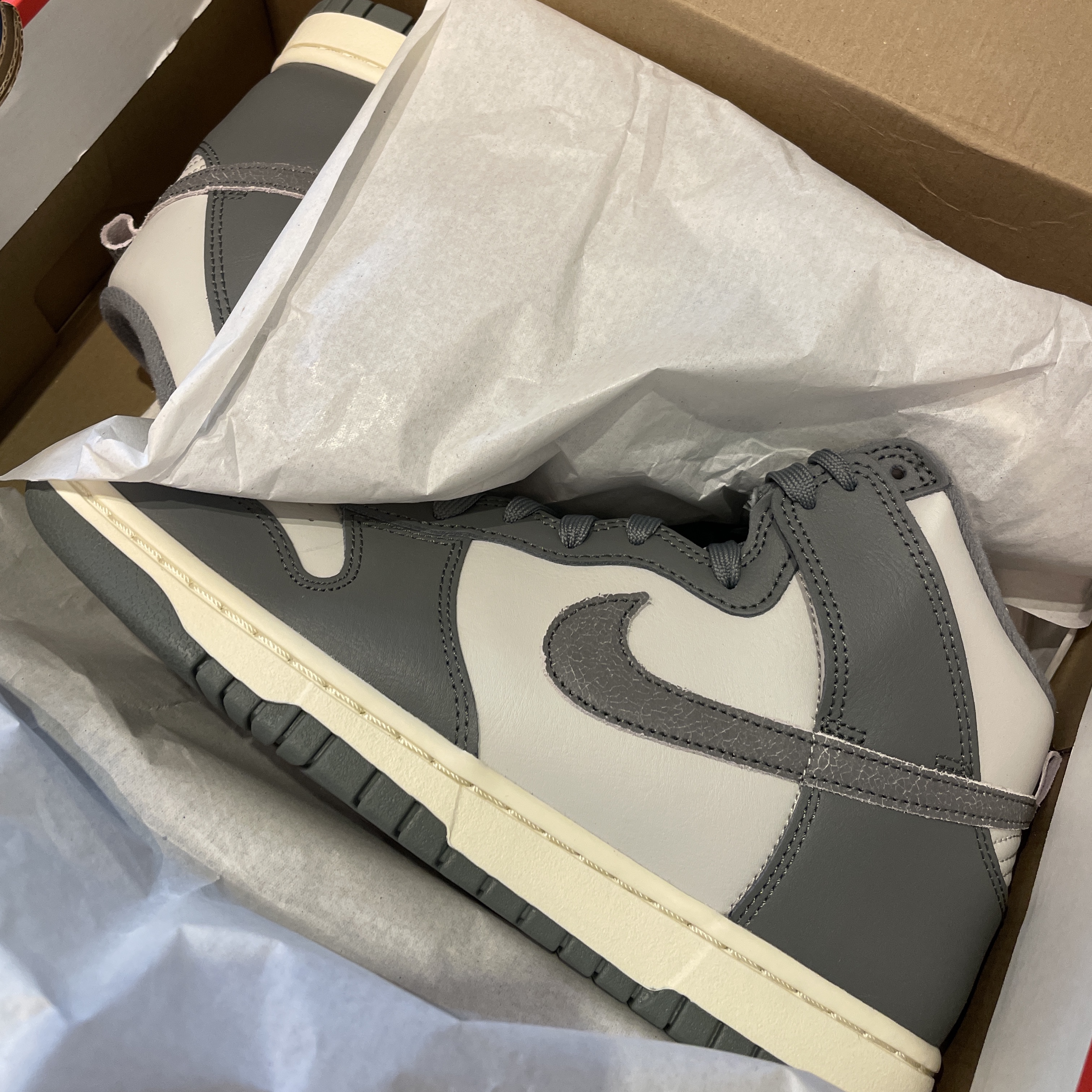 Nike Dunk High Retro SE VNTG Light Bone 착용 스타일 - 2