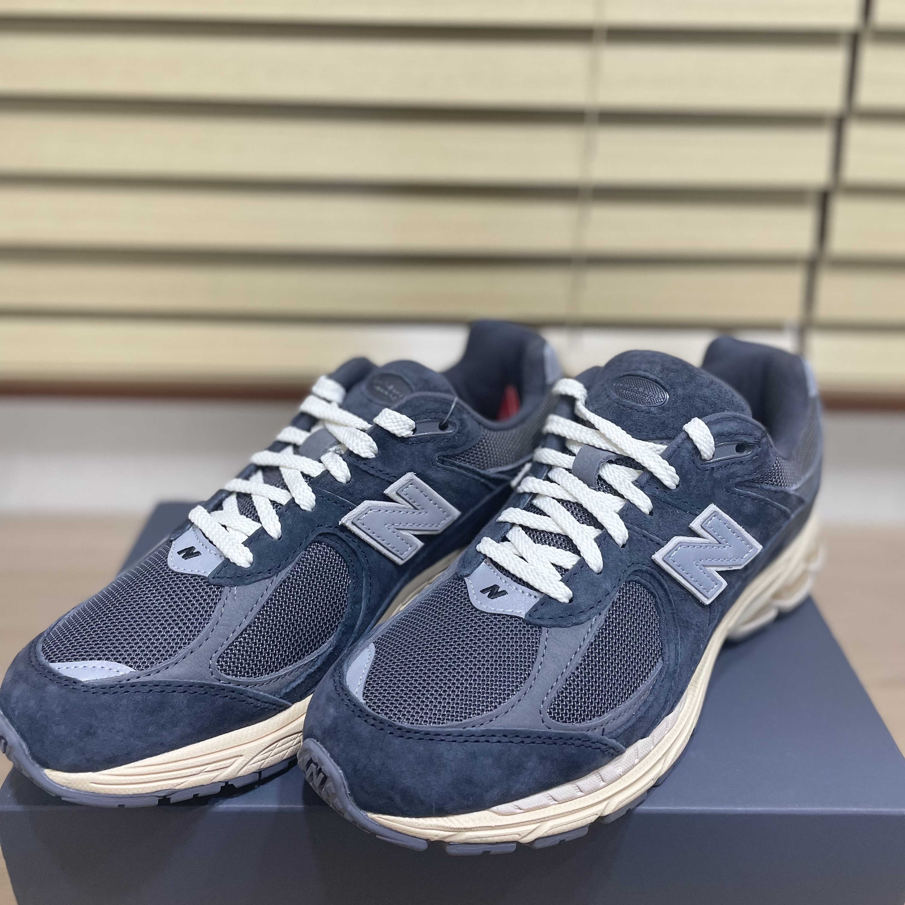 New Balance 2002R Special Vintage Black Grey 착용 스타일