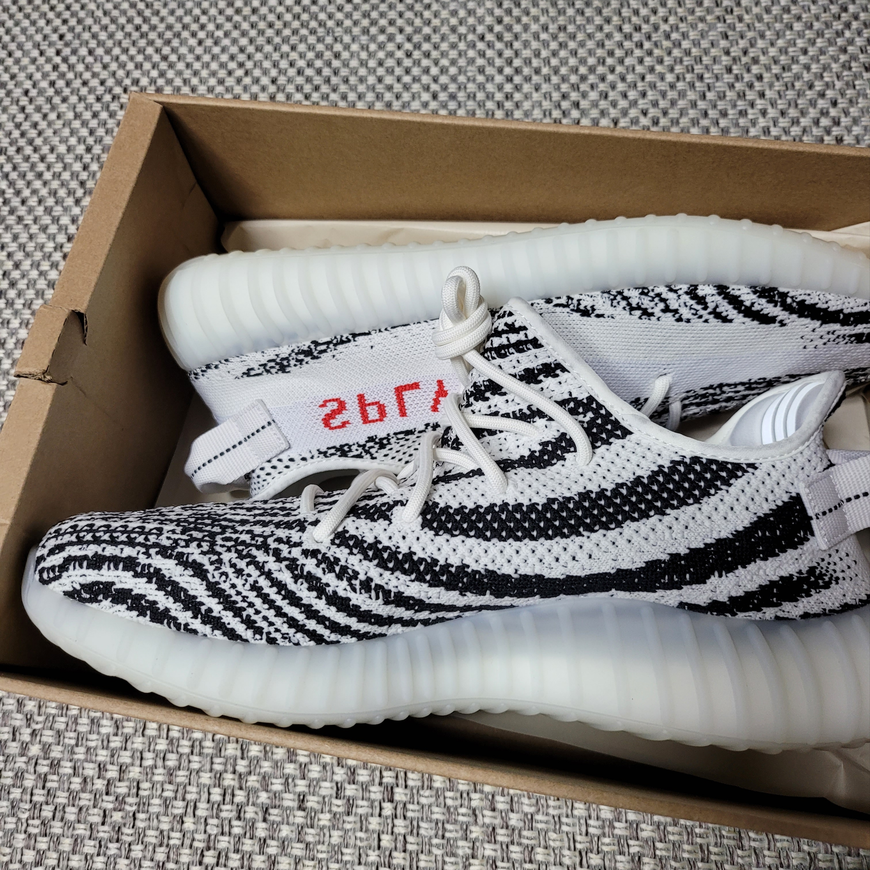 Adidas Yeezy Boost 350 V2 Zebra 2017/2019/2020 착용 스타일