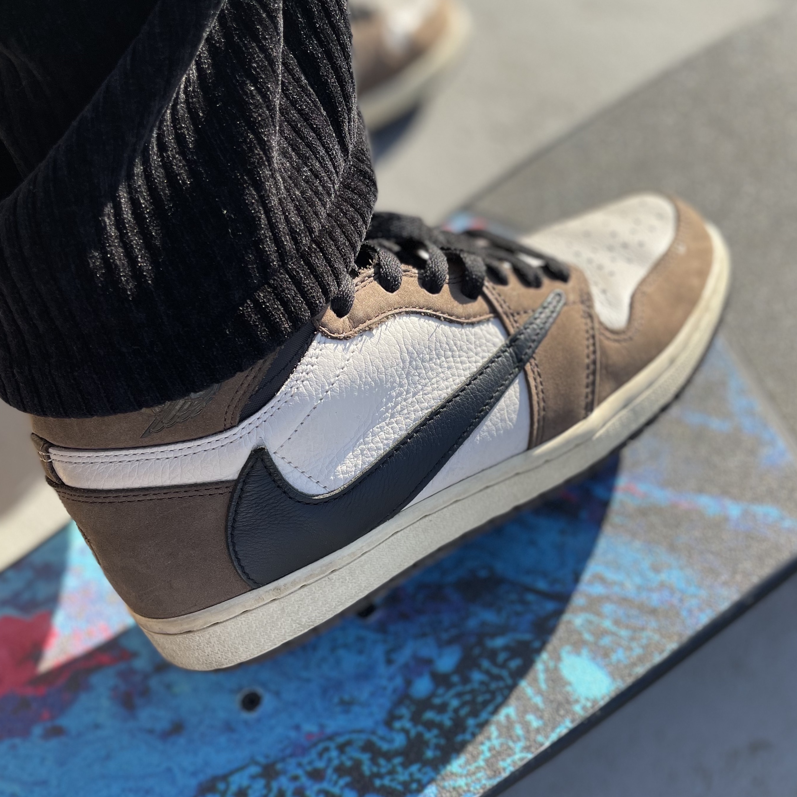 Jordan 1 x Travis Scott Retro High OG SP Mocha 착용 스타일 - 1