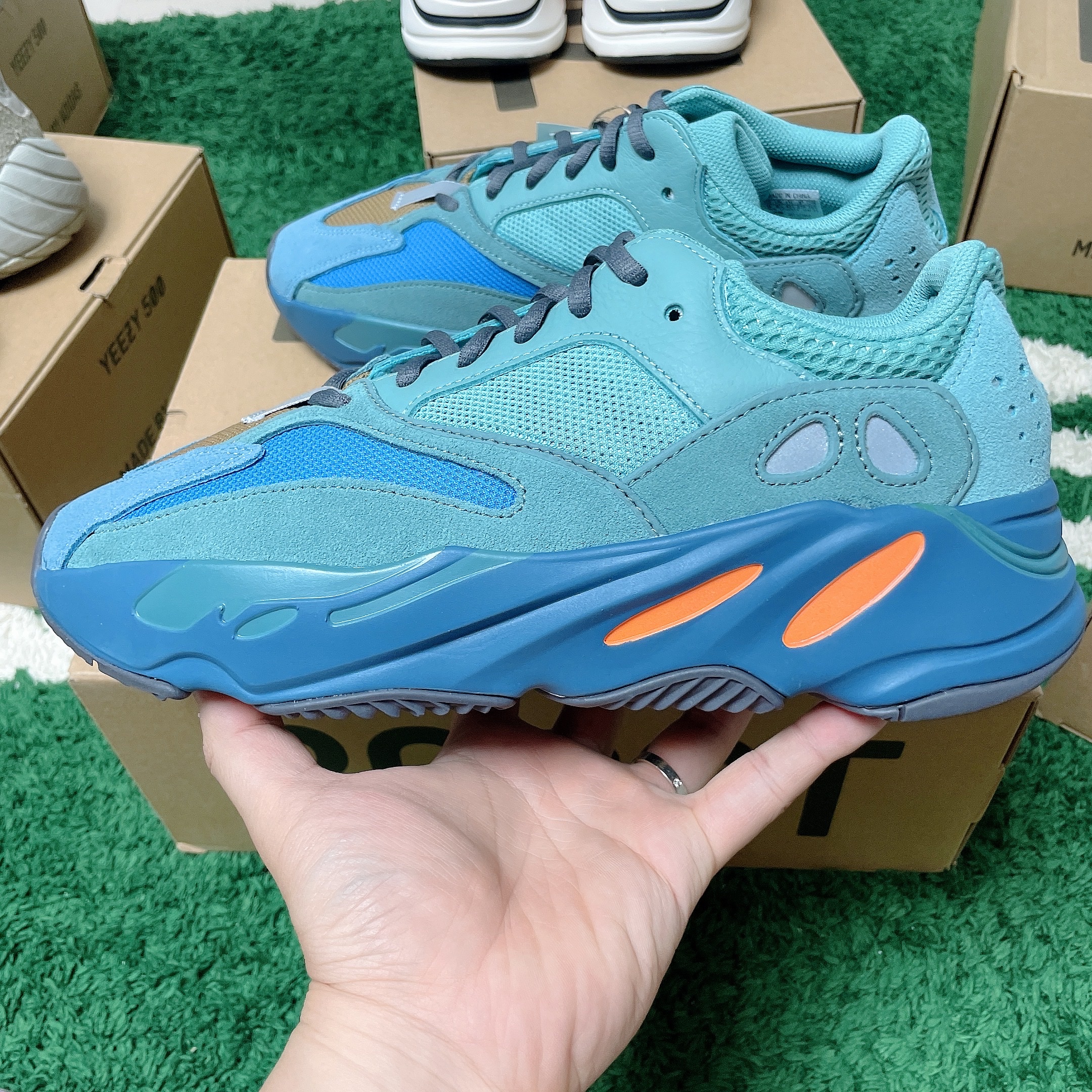 Adidas Yeezy Boost 700 Fade Azure 착용 스타일