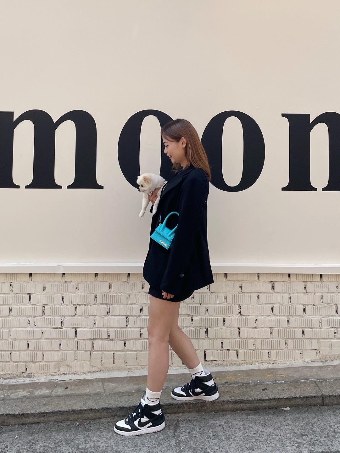 Jacquemus Le Grand Chiquito Large Leather Handbag Turquoise, Nike x Ambush Dunk High Black 착용 스타일 - 5