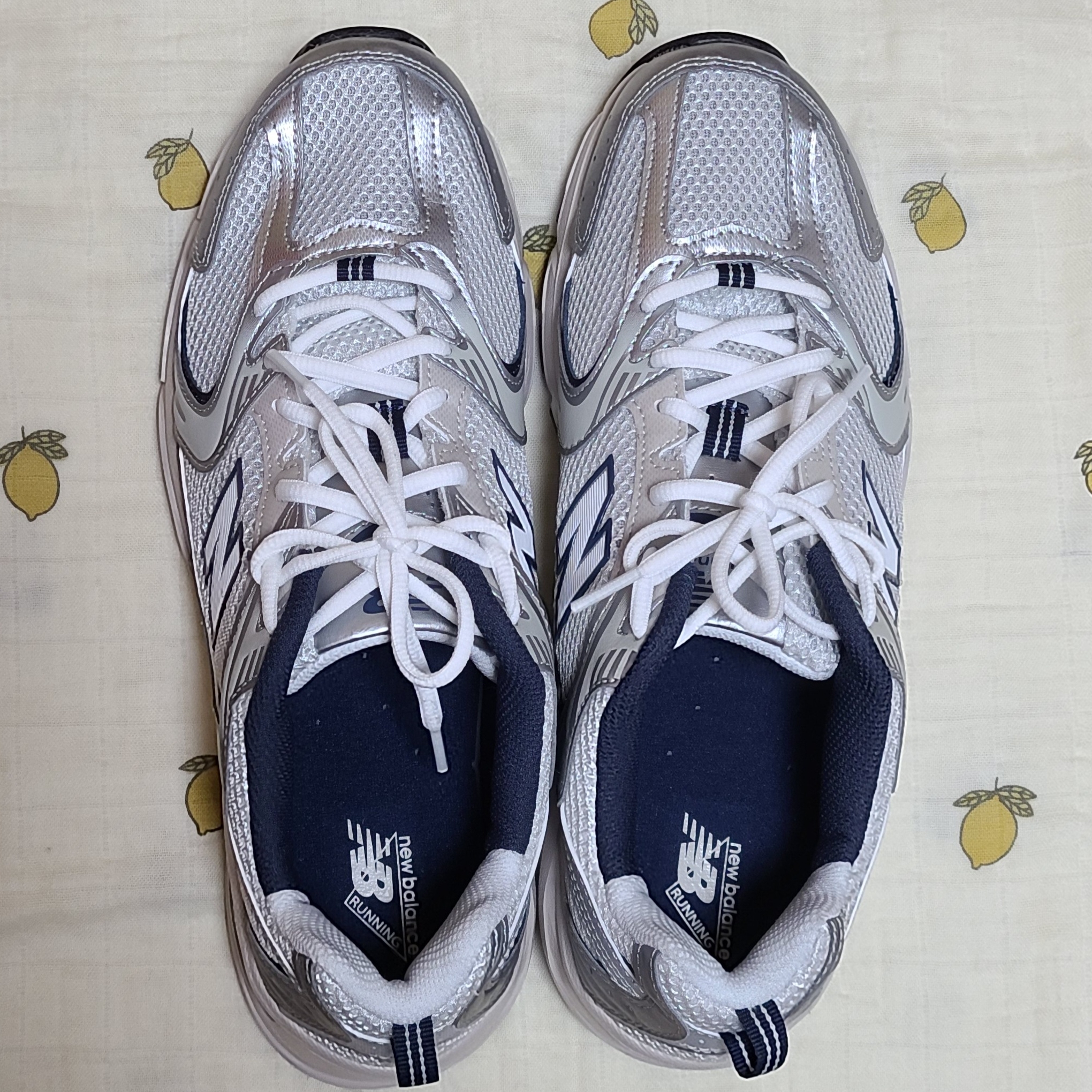 New Balance 530 Steel Grey 착용 스타일 - 2