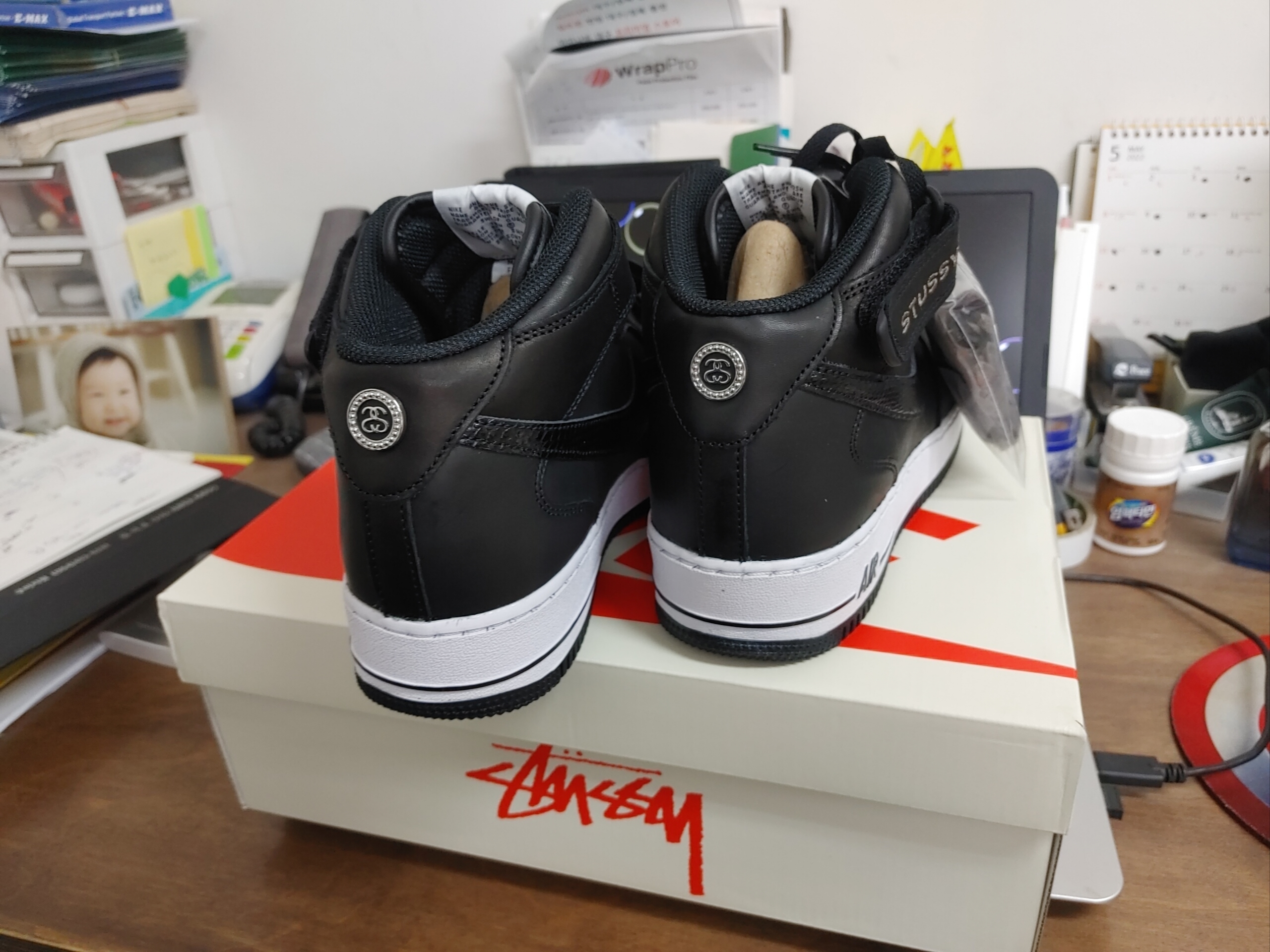 Nike x Stussy Air Force 1 '07 Mid SP Black 착용 스타일 - 3