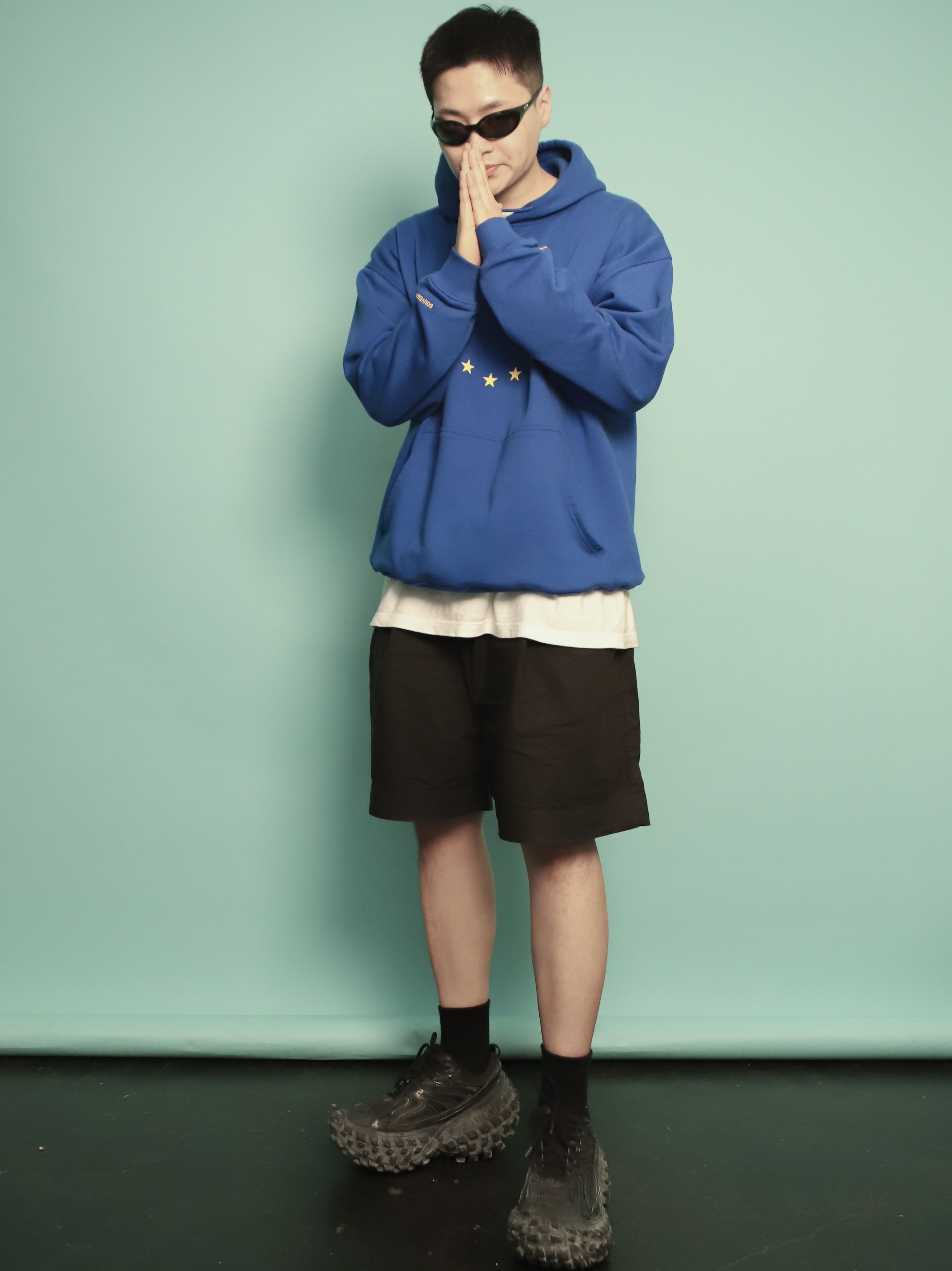 Souvenir Official Eunify Classic Hoodie Blue, Balenciaga Defender Sneakers Black 착용 스타일