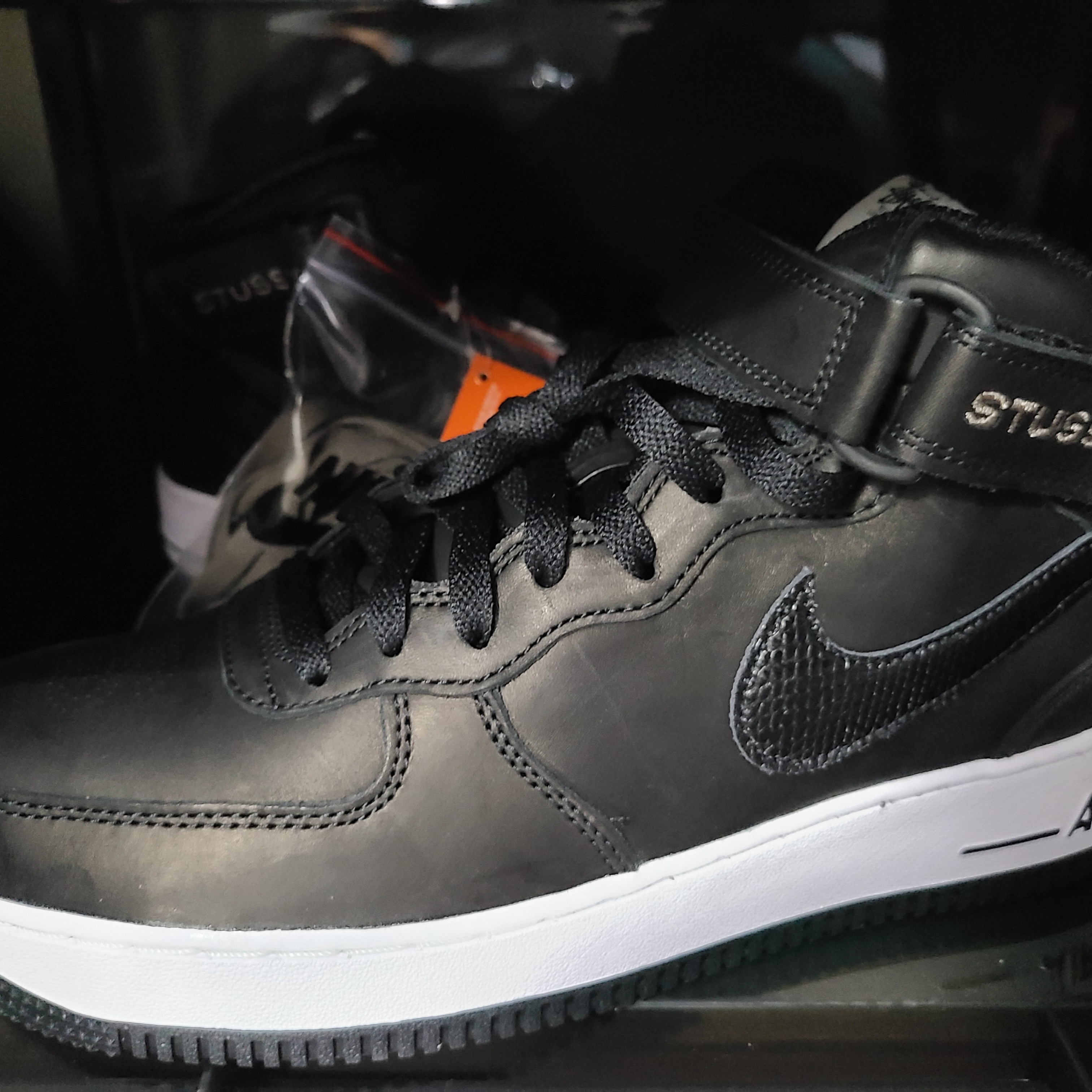 Nike x Stussy Air Force 1 '07 Mid SP Black and Light Bone, Nike x Stussy Air Force 1 '07 Mid SP Black 착용 스타일 - 2