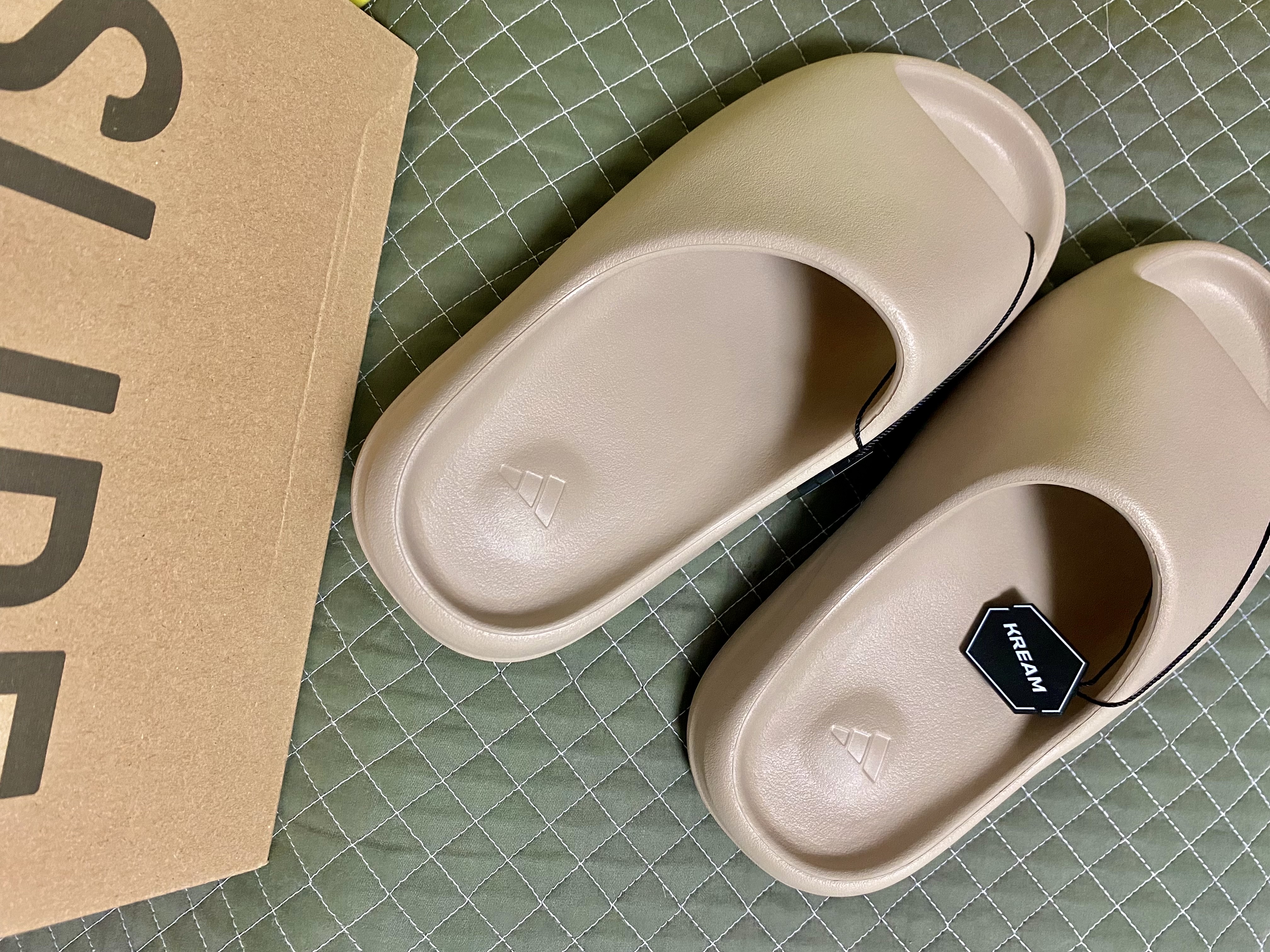 Adidas Yeezy Slide Pure - Re-Release Ver. 착용 스타일 - 1