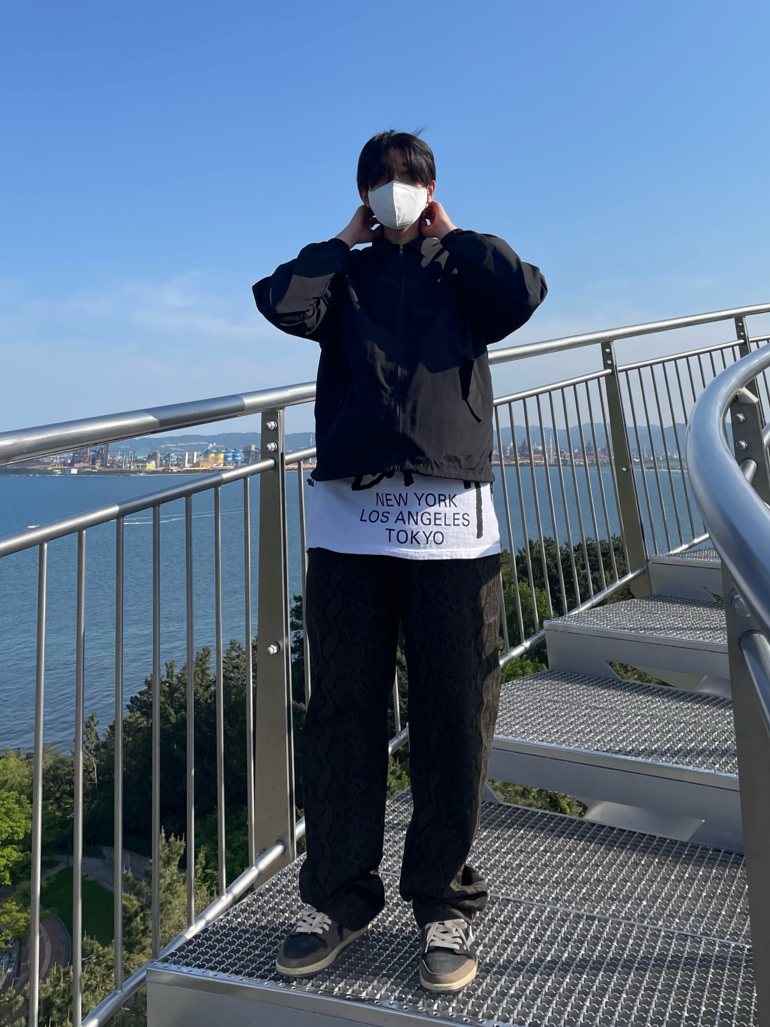 Jordan 1 x Travis Scott Retro Low OG SP Mocha, Stussy x Takahiromiyashita The Soloist 40 WT T-Shirt 착용 스타일