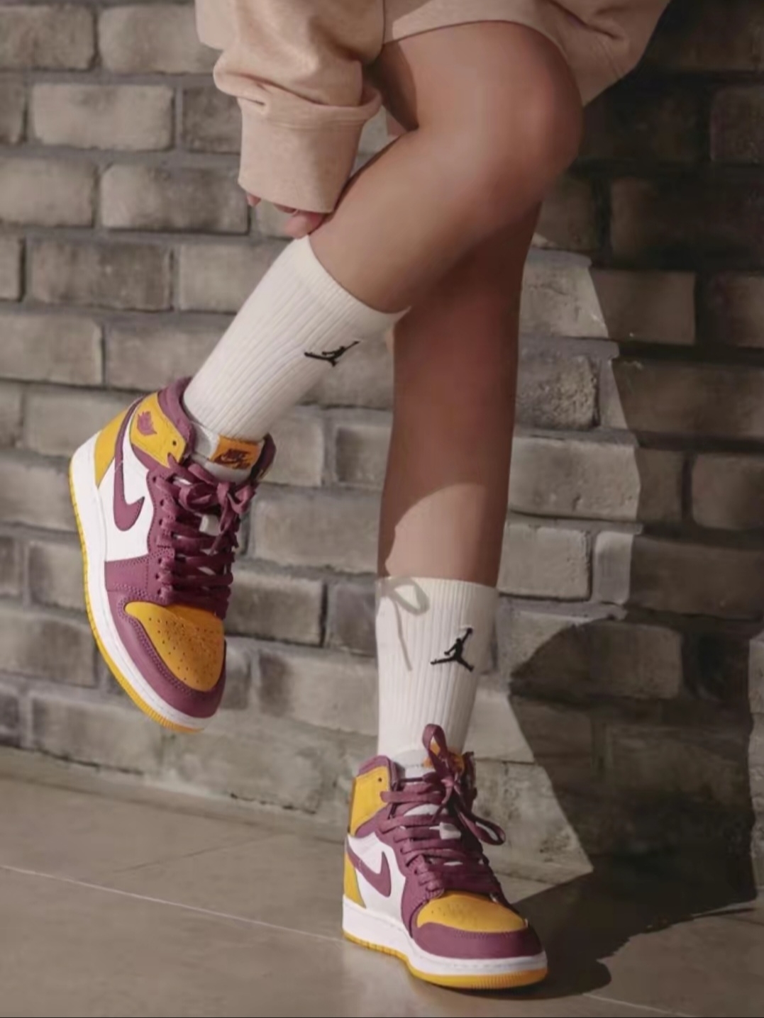 (GS) Jordan 1 Retro High OG University Gold Light Bordeaux 착용 스타일 - 3