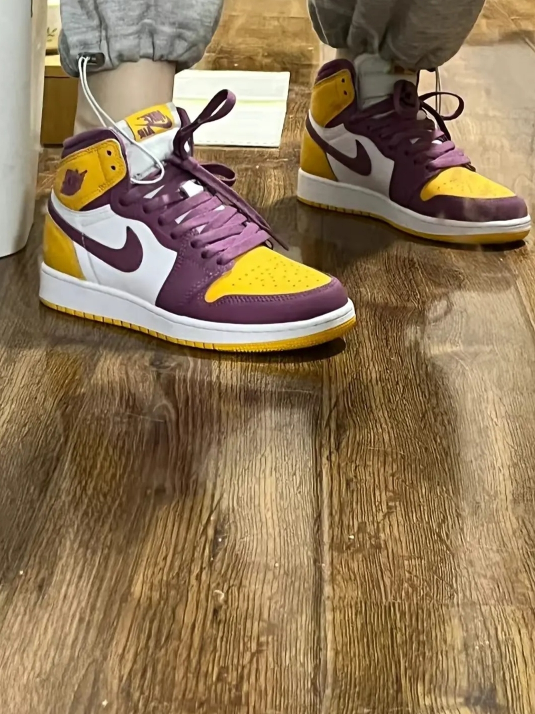 (GS) Jordan 1 Retro High OG University Gold Light Bordeaux 착용 스타일
