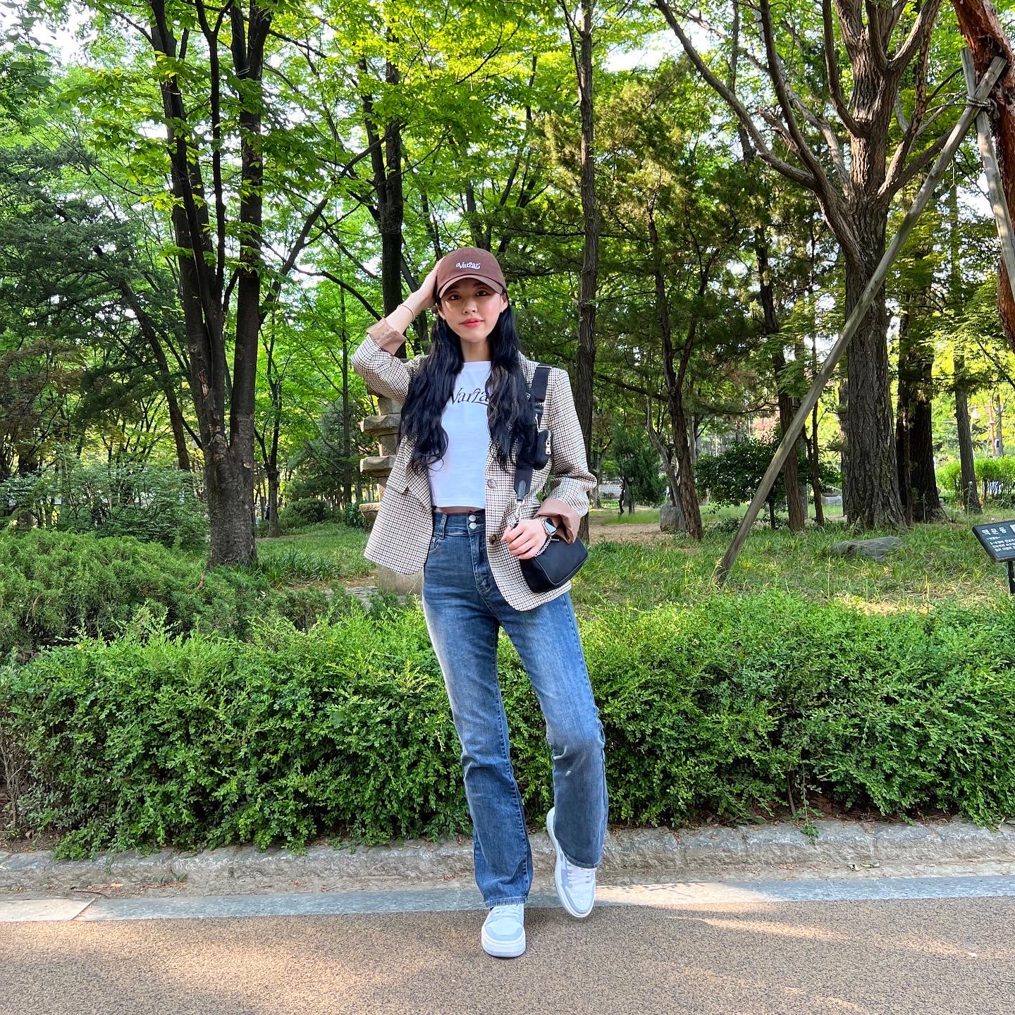 (W) Jordan 1 Elevate Low White and Wolf Grey, Prada Re-Edition 2005 Re-Nylon Shoulder Bag Black 착용 스타일 - 3
