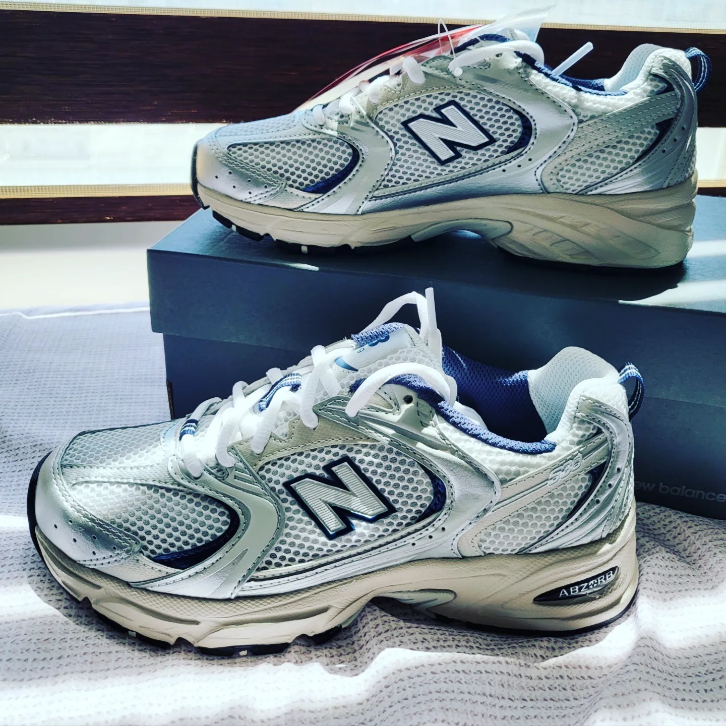 New Balance 530 Steel Grey 착용 스타일 - 1