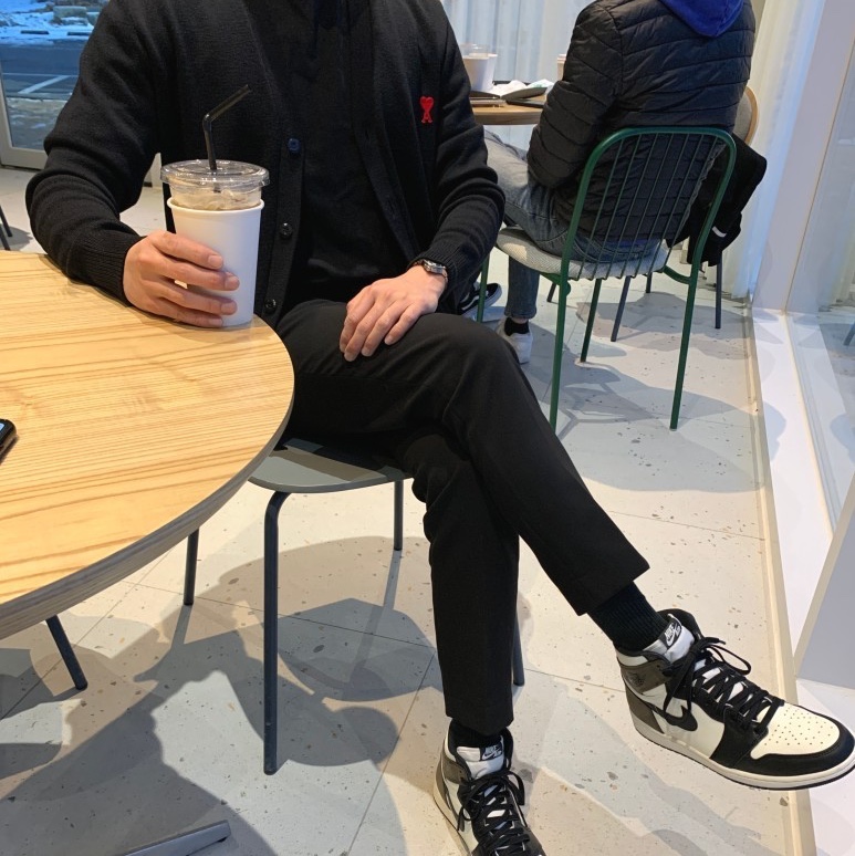 Jordan 1 Retro High OG Black Mocha, AMI de Coeur Wool Cardigan Black 착용 스타일