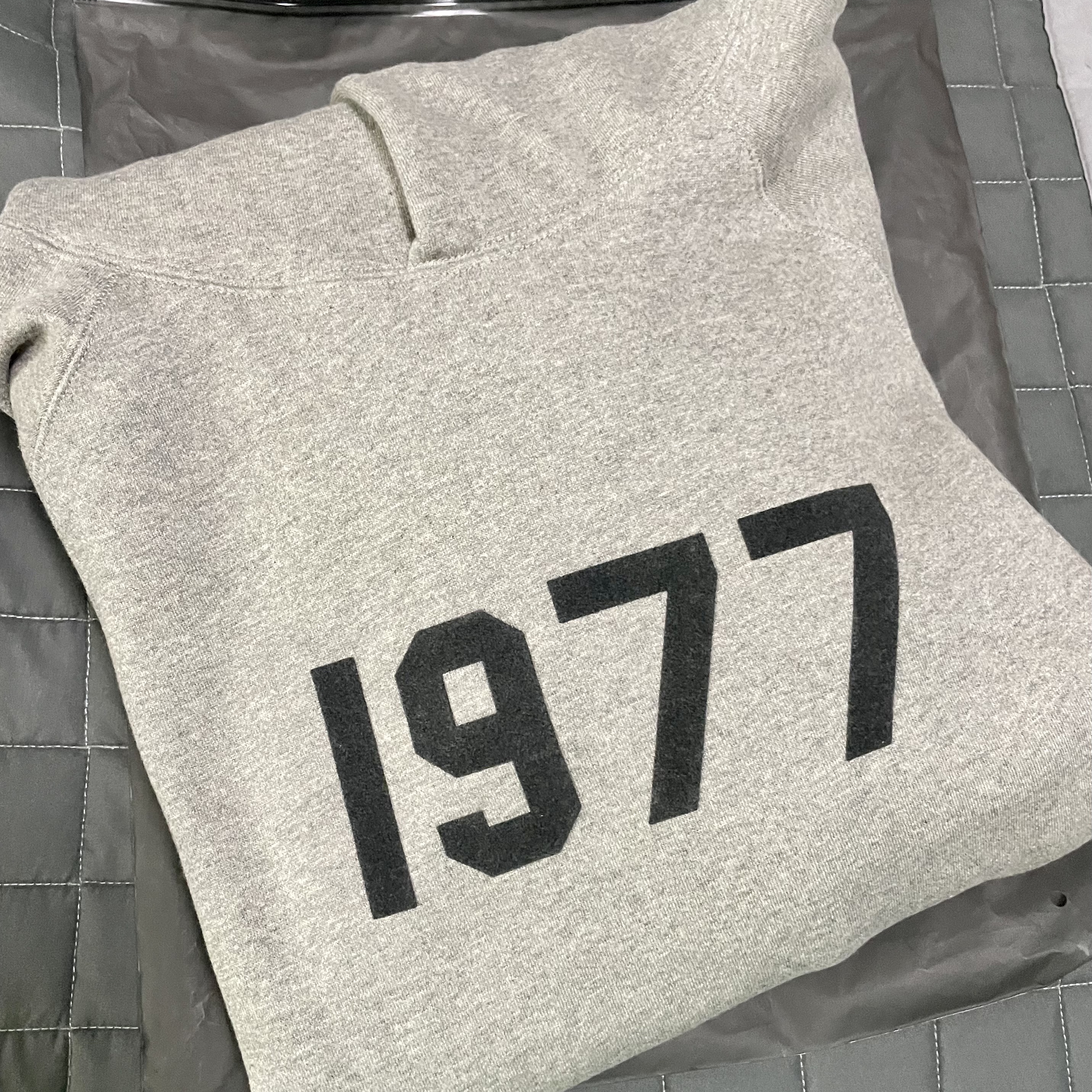 Essentials 1977 Hoodie Dark Oatmeal - 22SS 착용 스타일