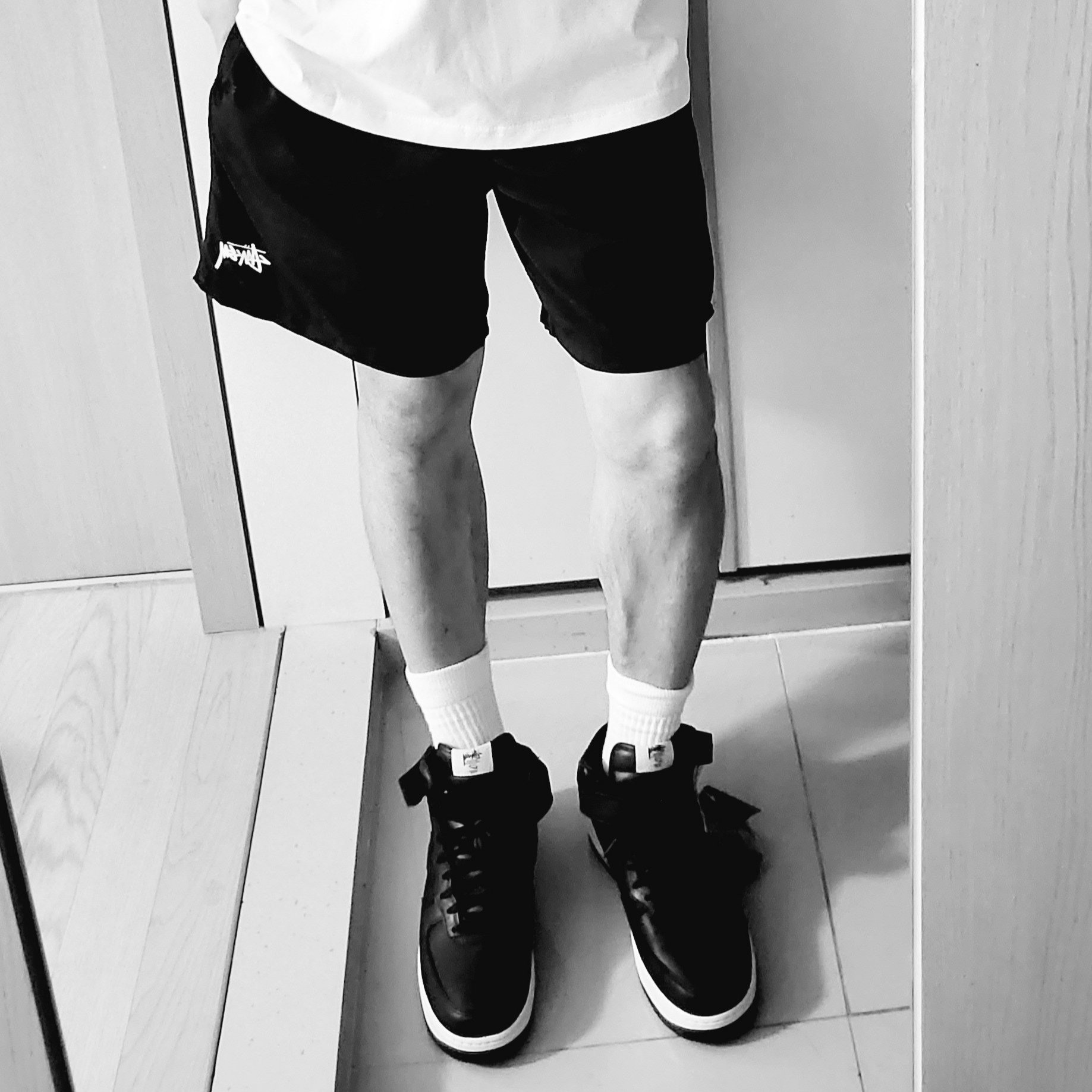 Nike x Stussy Air Force 1 '07 Mid SP Black 착용 스타일 - 3