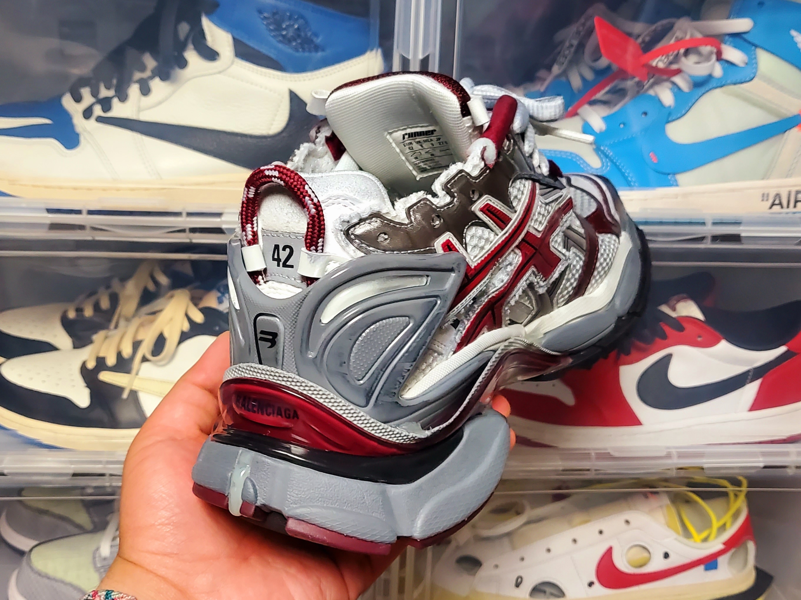 Balenciaga Runner Sneakers Grey Burgundy 착용 스타일 - 4