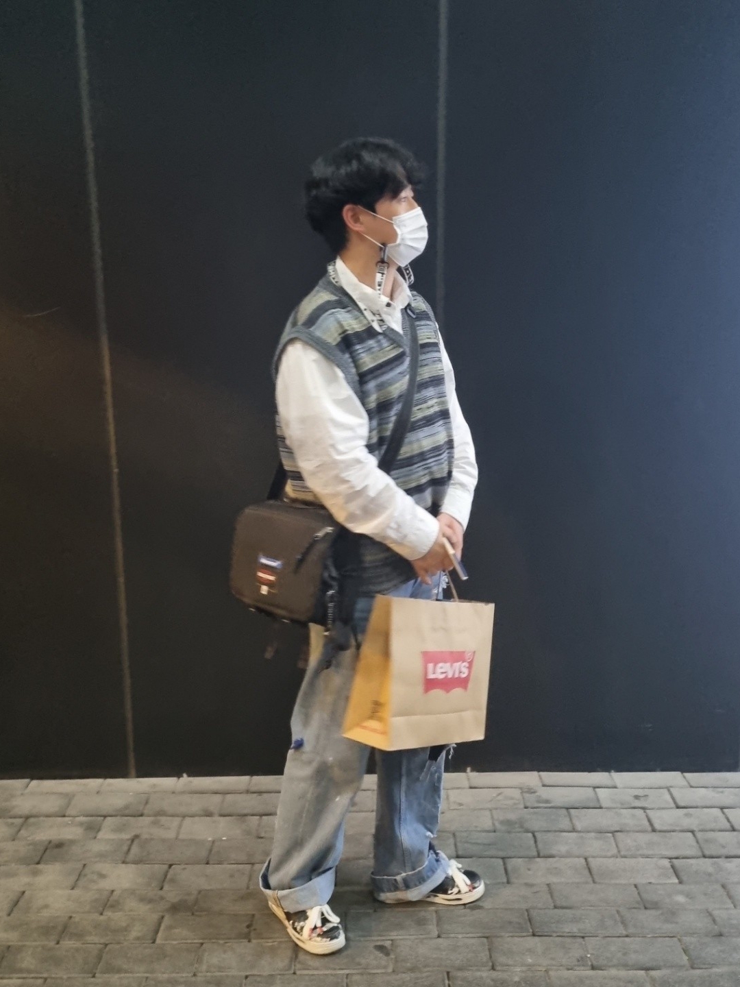 Ader Error x Eastpak CrossBody Bag Black, Zara x Ader Error Patchwork Jeans Blue 착용 스타일