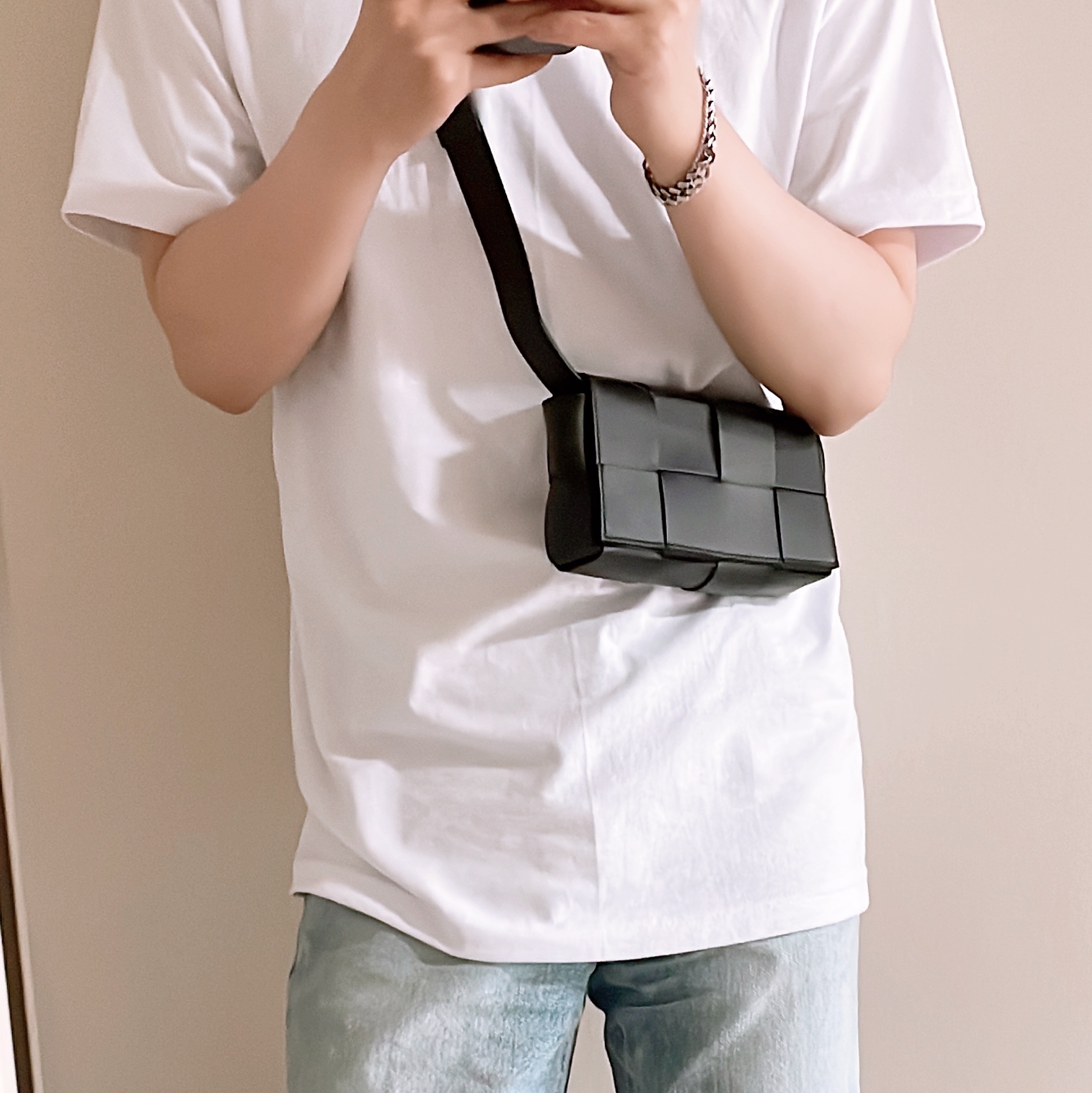 Bottega Veneta Mini Calfskin Leather Belt Cassette Black 착용 스타일