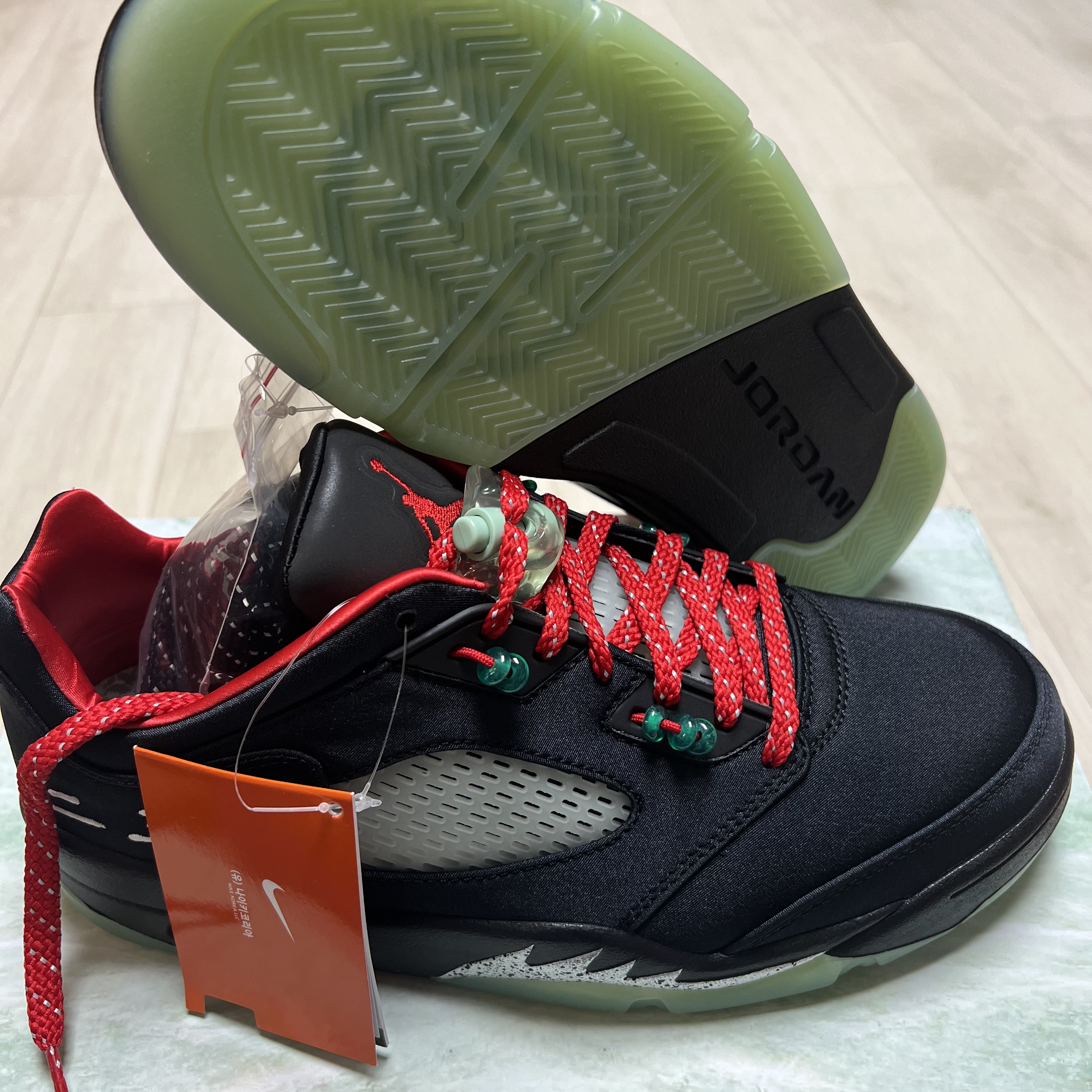 Jordan 5 x Clot Retro Low SP Anthracite 착용 스타일 - 3