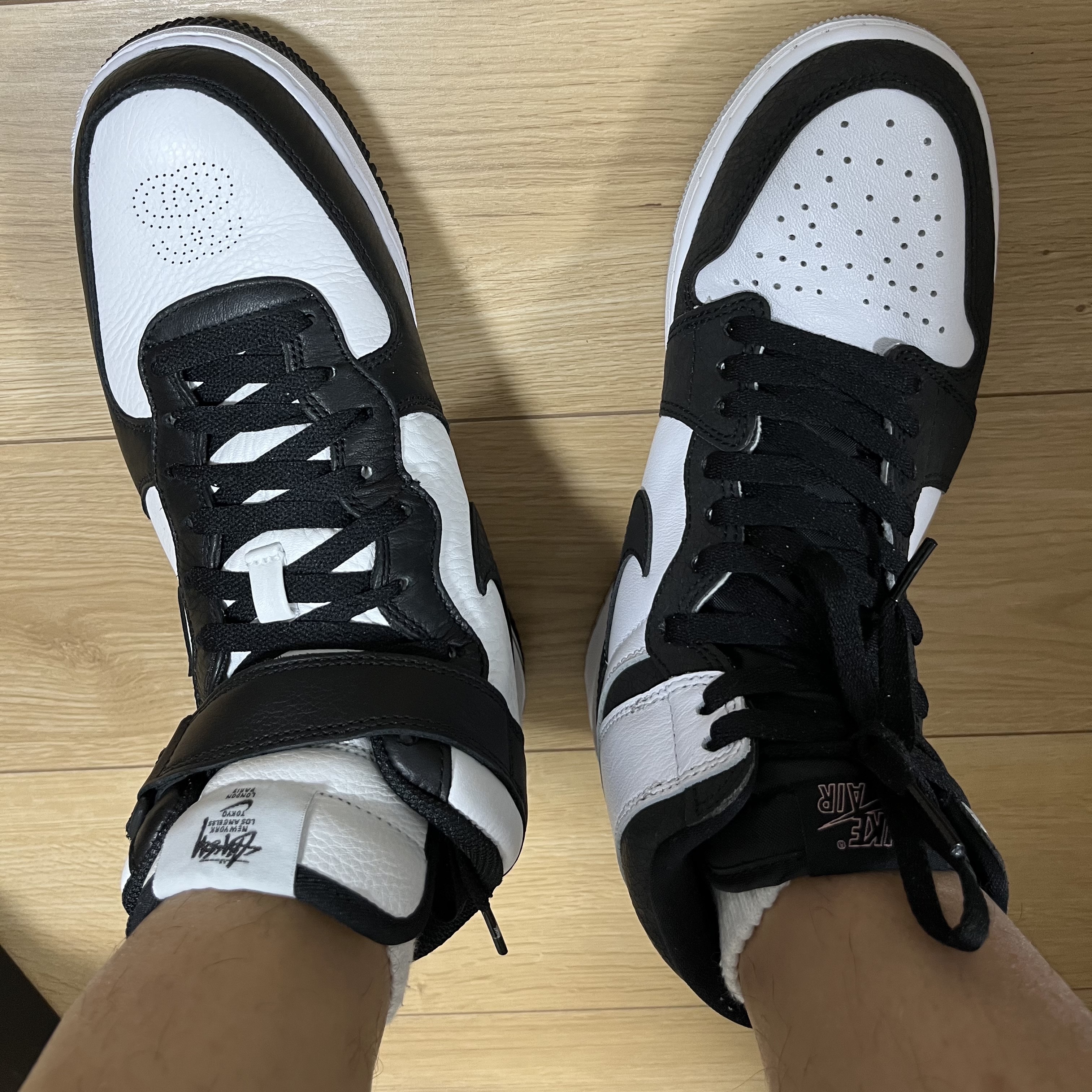 Jordan 1 Retro High OG Bleached Coral, Nike x Stussy Air Force 1 '07 Mid SP Black and Light Bone 착용 스타일