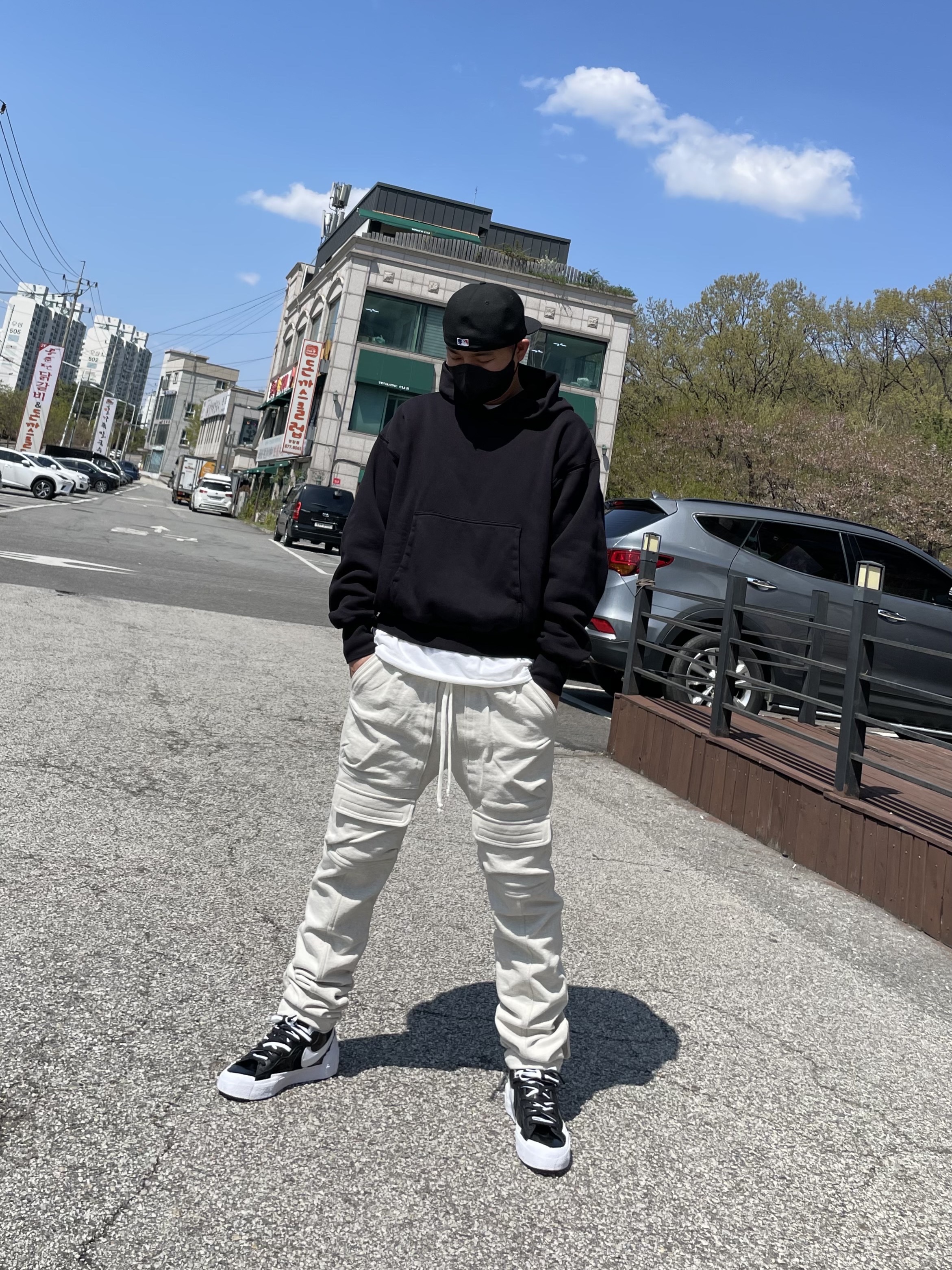 Nike x Sacai Blazer Low Black Patent Leather, Yeezy Gap Hoodie Black 착용 스타일 - 3