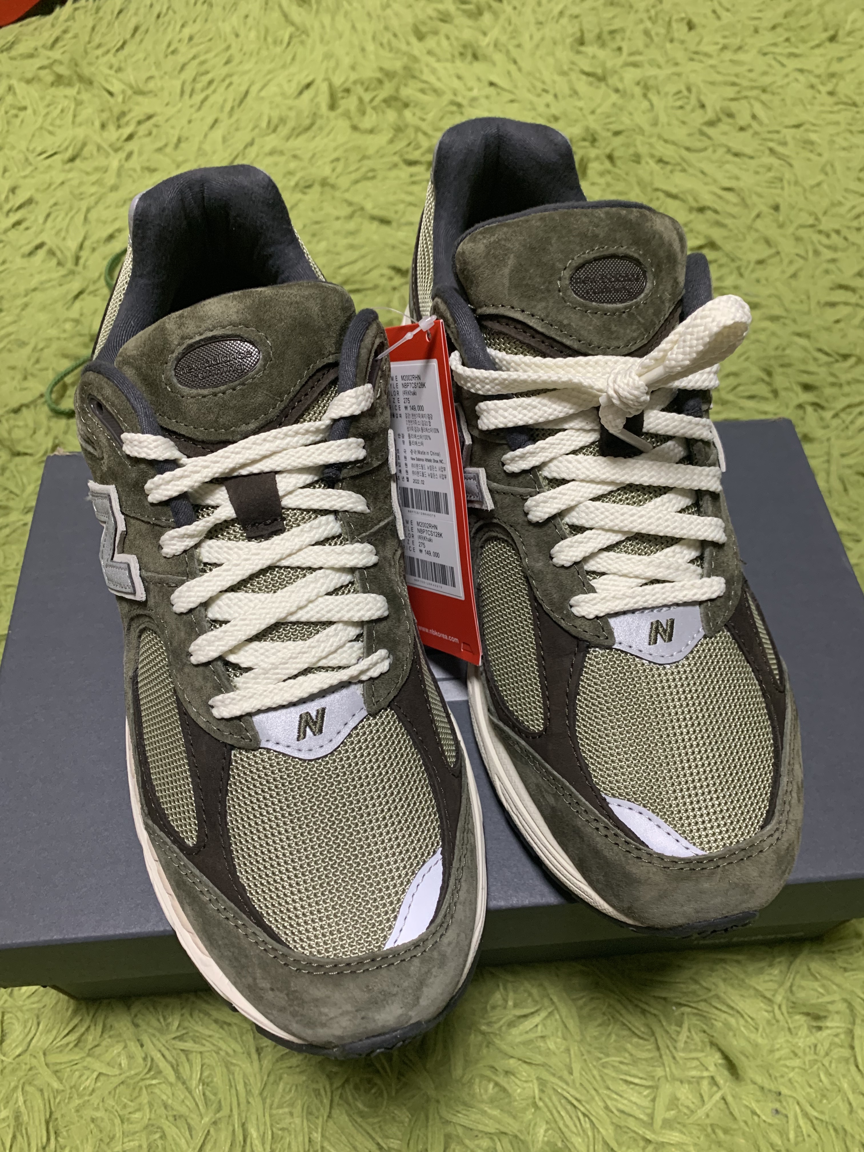 New Balance 2002R Special Vintage Khaki 착용 스타일