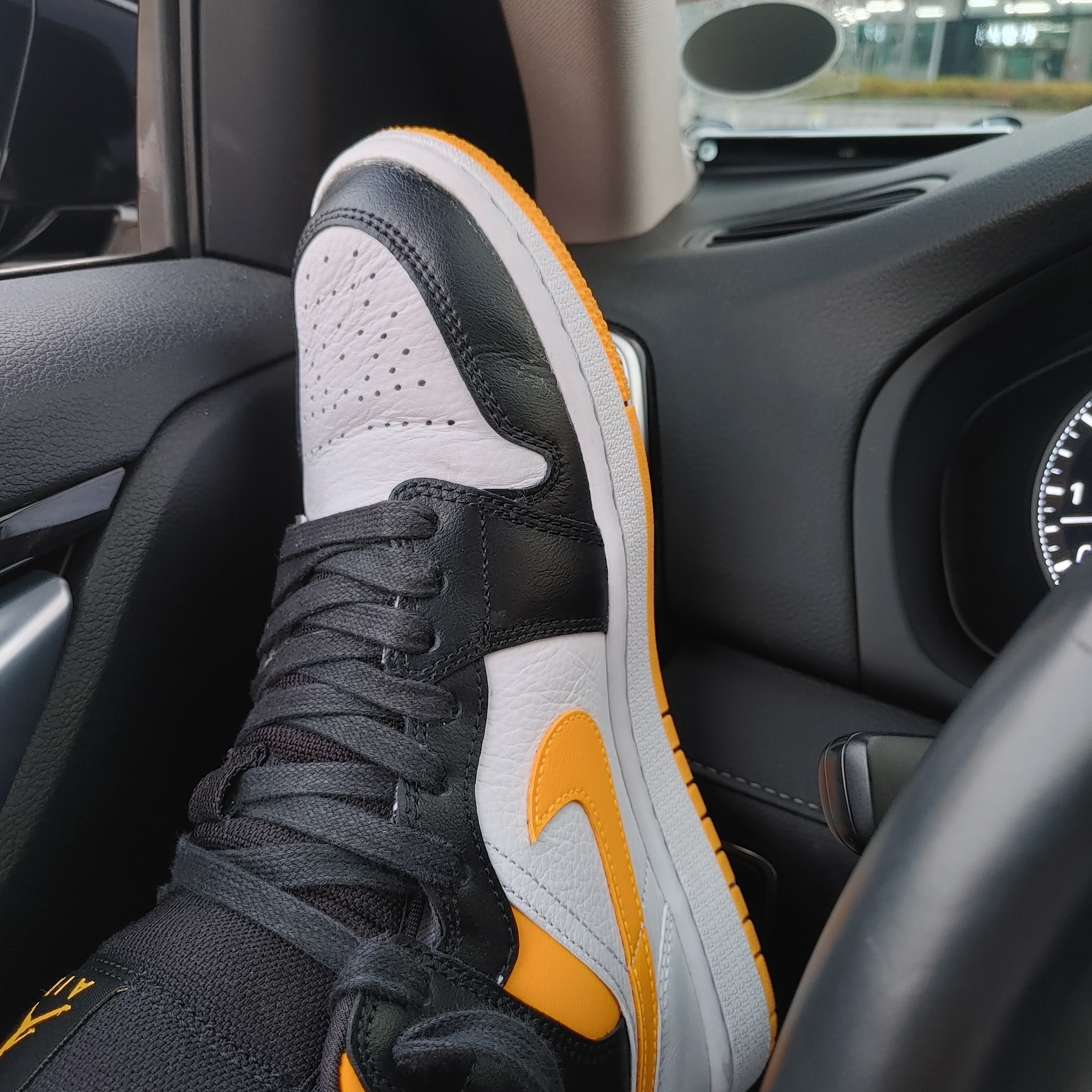 (W) Jordan 1 Mid SE Laser Orange 착용 스타일