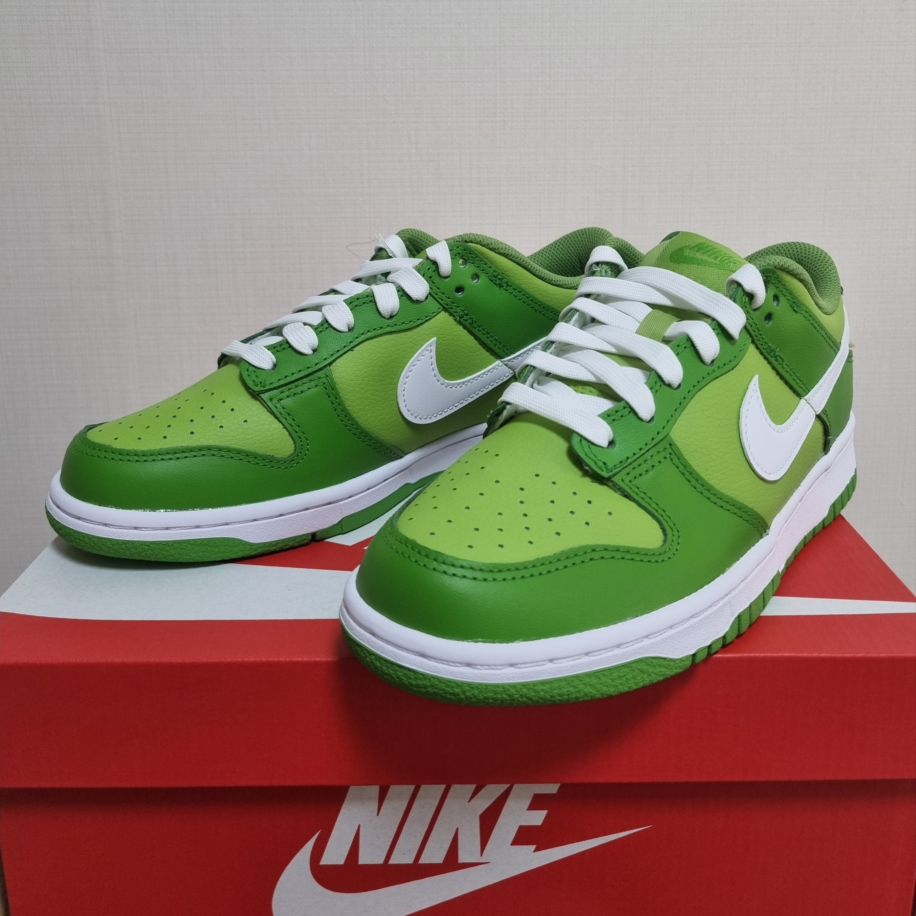 (GS) Nike Dunk Low Vivid Green 착용 스타일 - 3